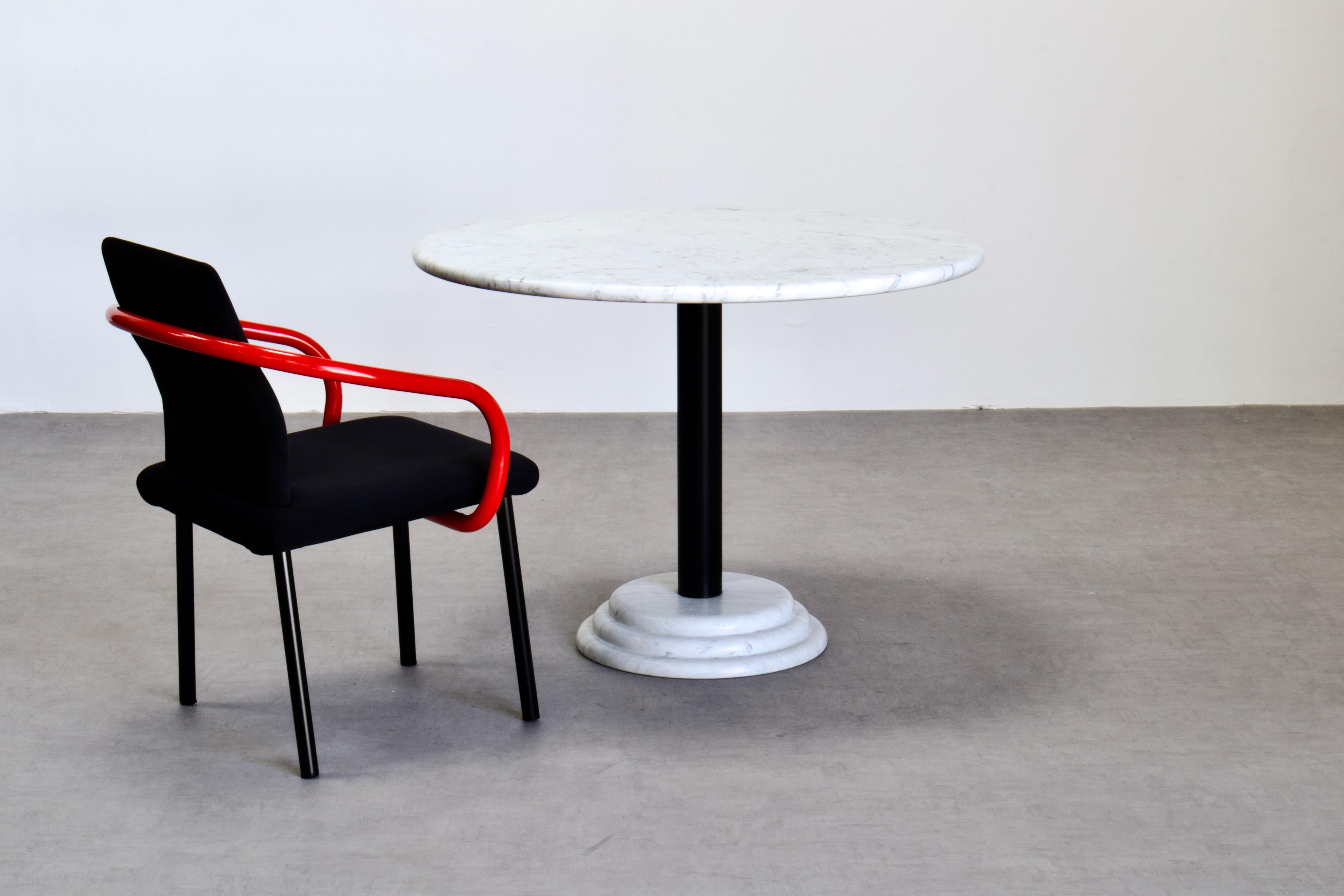 Ettore Sottsass Mandarin Dining Set in Carrara Marble, Red & Black, 1986 Italy In Good Condition For Sale In Grand Cayman, KY