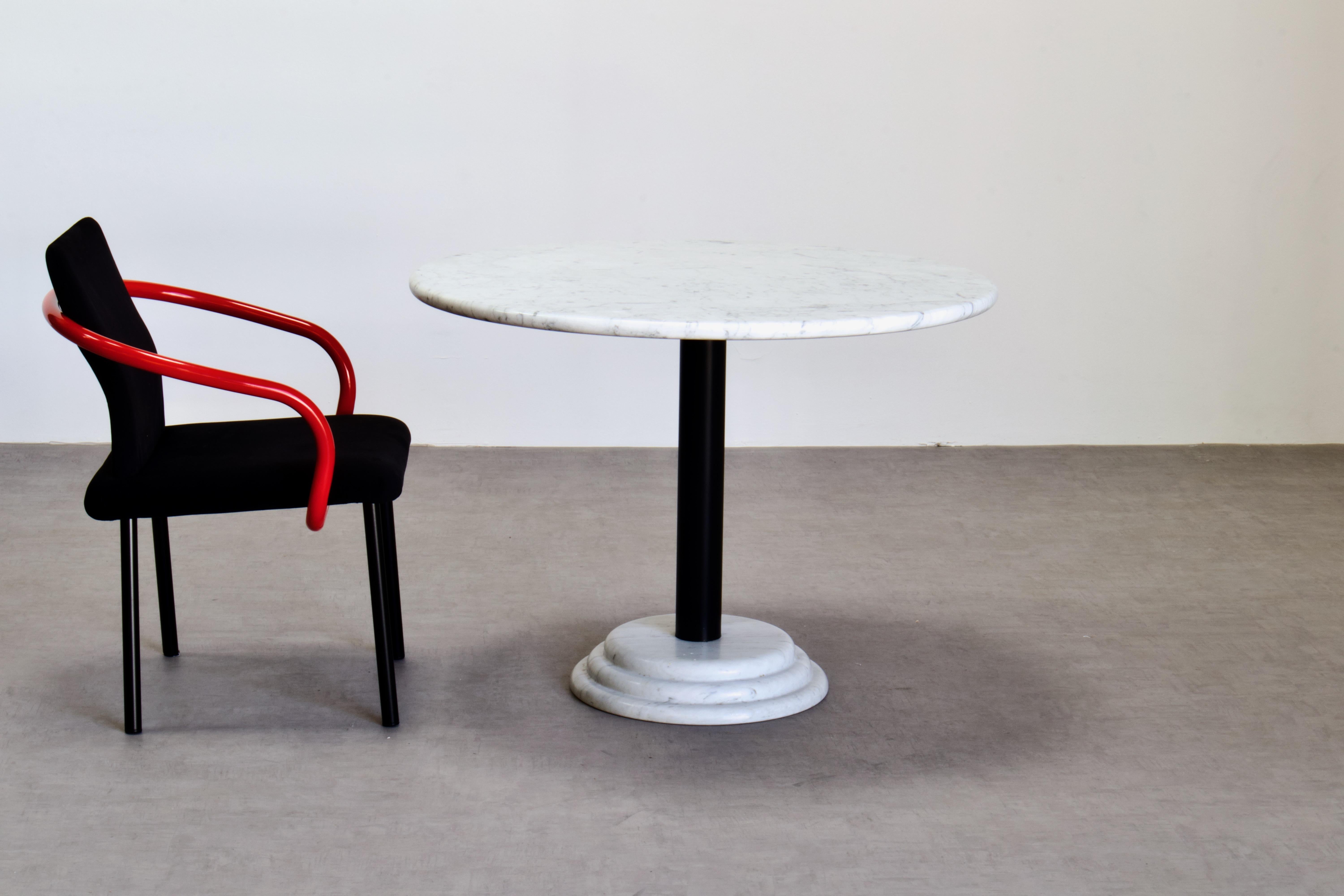 Late 20th Century Ettore Sottsass Mandarin Dining Set in Carrara Marble, Red & Black, 1986 Italy For Sale