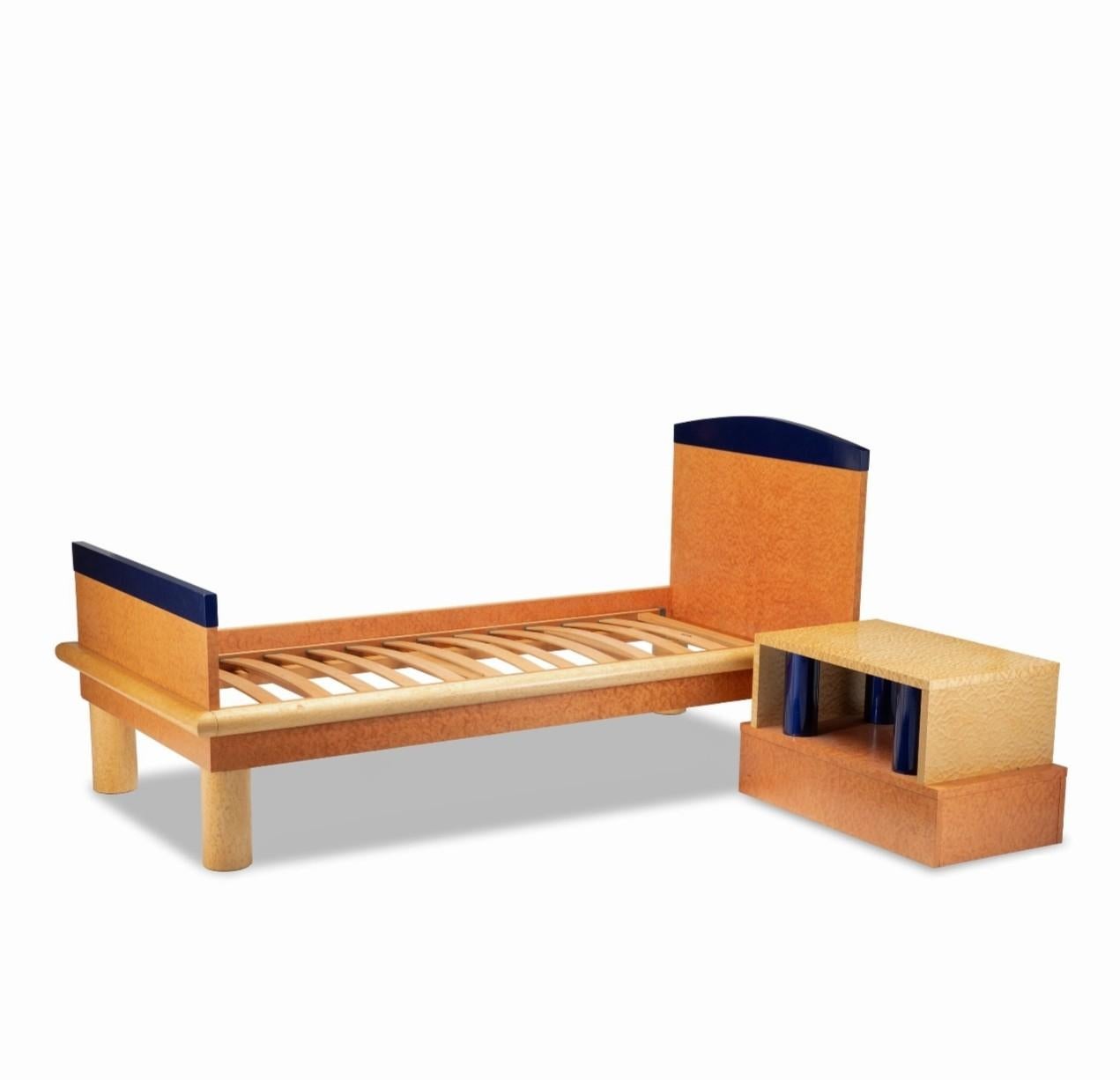 Rara e icónica cama italiana postmoderna de la Colección Donau y mesilla de noche a juego, diseñadas por el maestro arquitecto y diseñador de muebles Ettore Sottsass (Austria/Italia, 1917-2007) en colaboración con Marco Zanini (Milán, Italia;