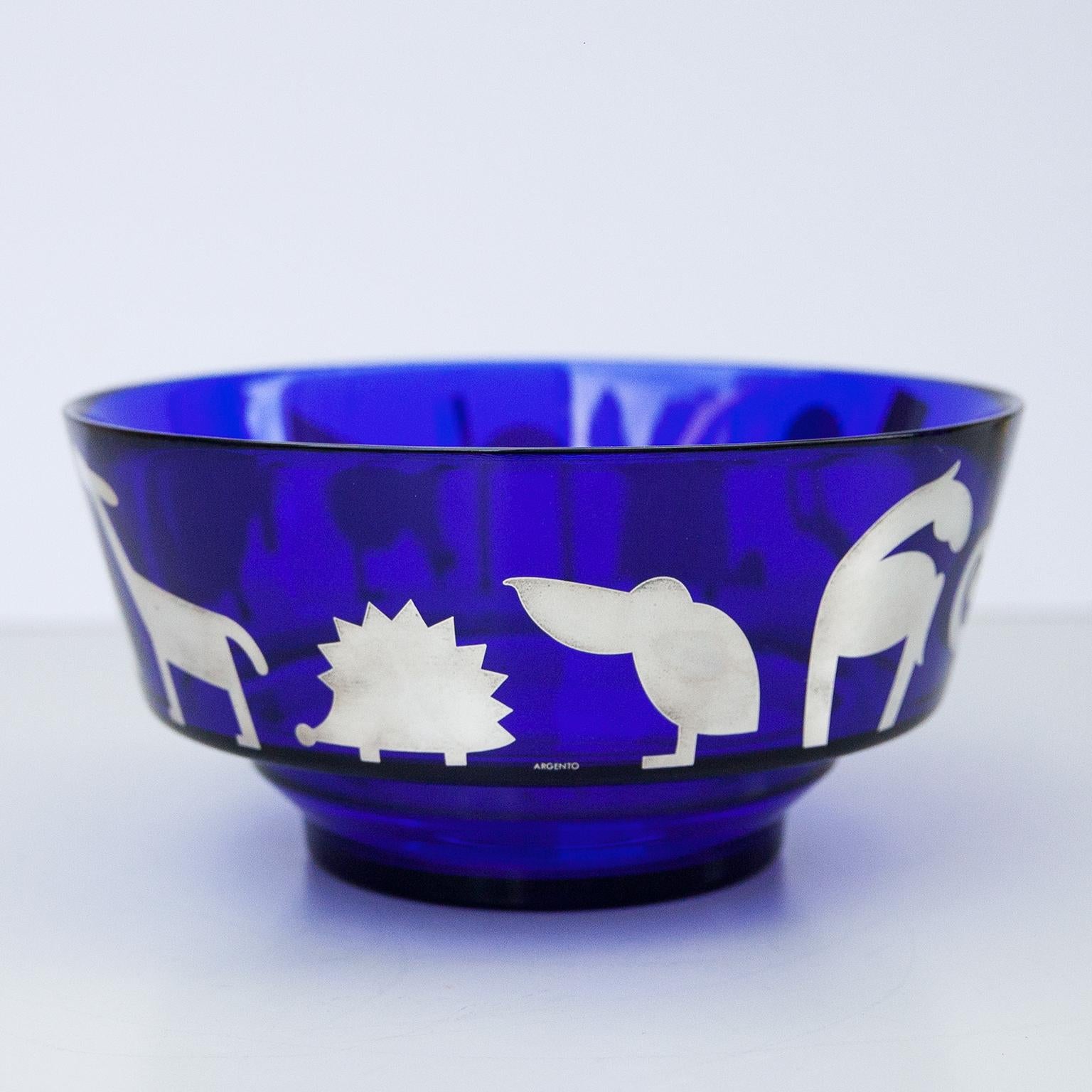 Magnifique et rare bol en verre d'art Egizia, conçu par Ettore Sottsass. Ce bol épais et lourd de couleur bleu cobalt est décoré d'animaux sérigraphiés à la main, en 