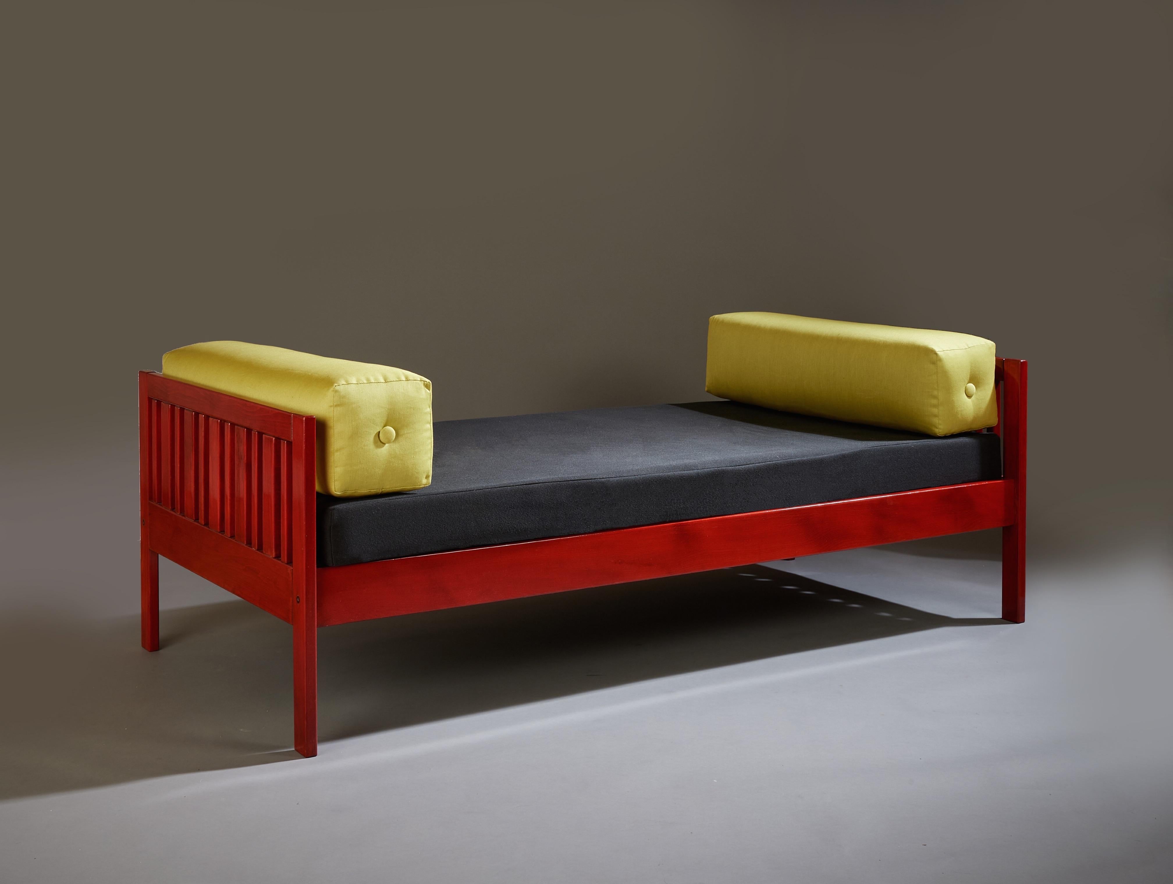 Ettore Sottsass Daybed, Red Lacquered Wood, Chartreuse Upholstery, Italy c. 1962 For Sale 2