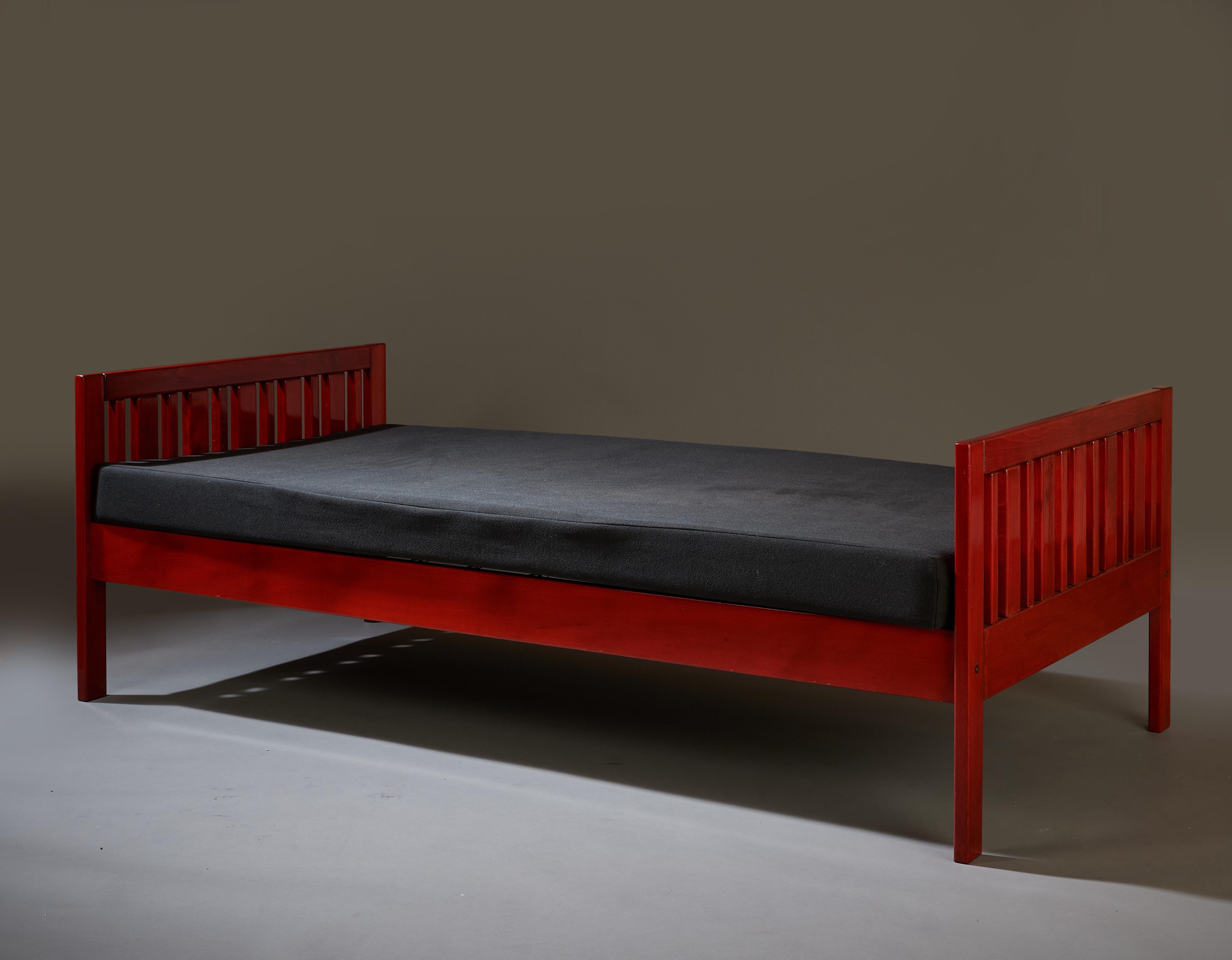 Ettore Sottsass Daybed, Red Lacquered Wood, Chartreuse Upholstery, Italy c. 1962 For Sale 3