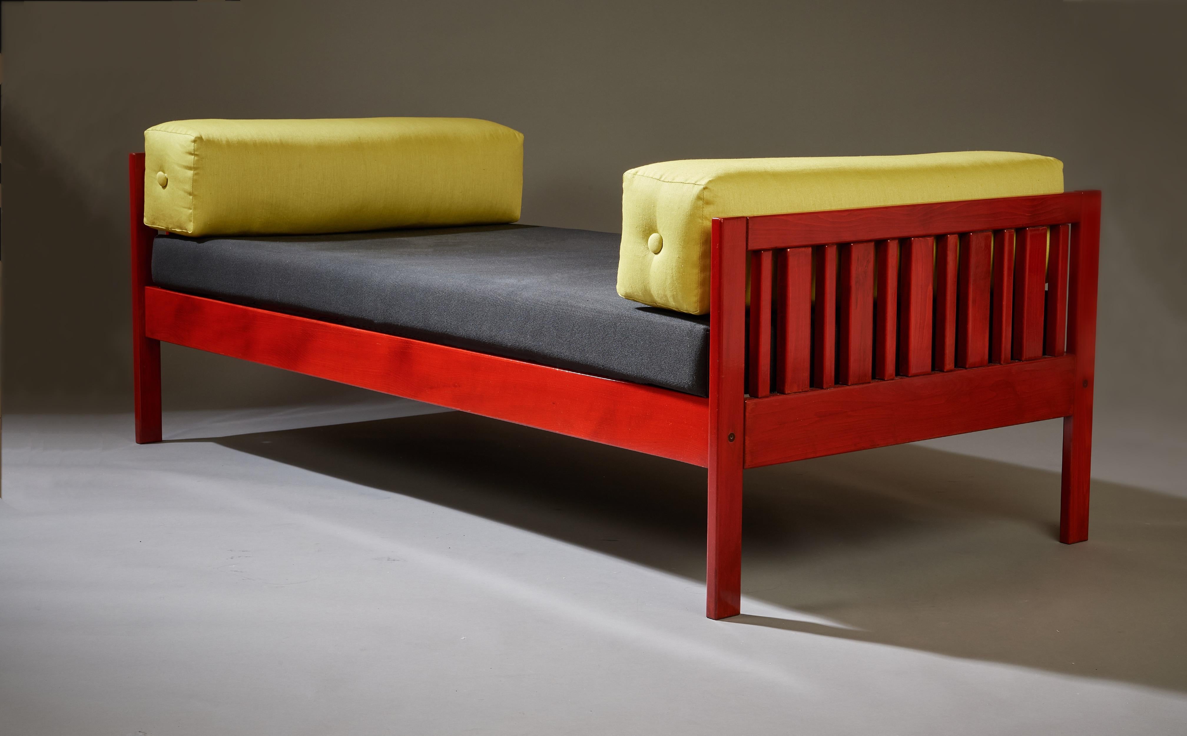 Mid-Century Modern Ettore Sottsass Daybed, Red Lacquered Wood, Chartreuse Upholstery, Italy c. 1962 For Sale