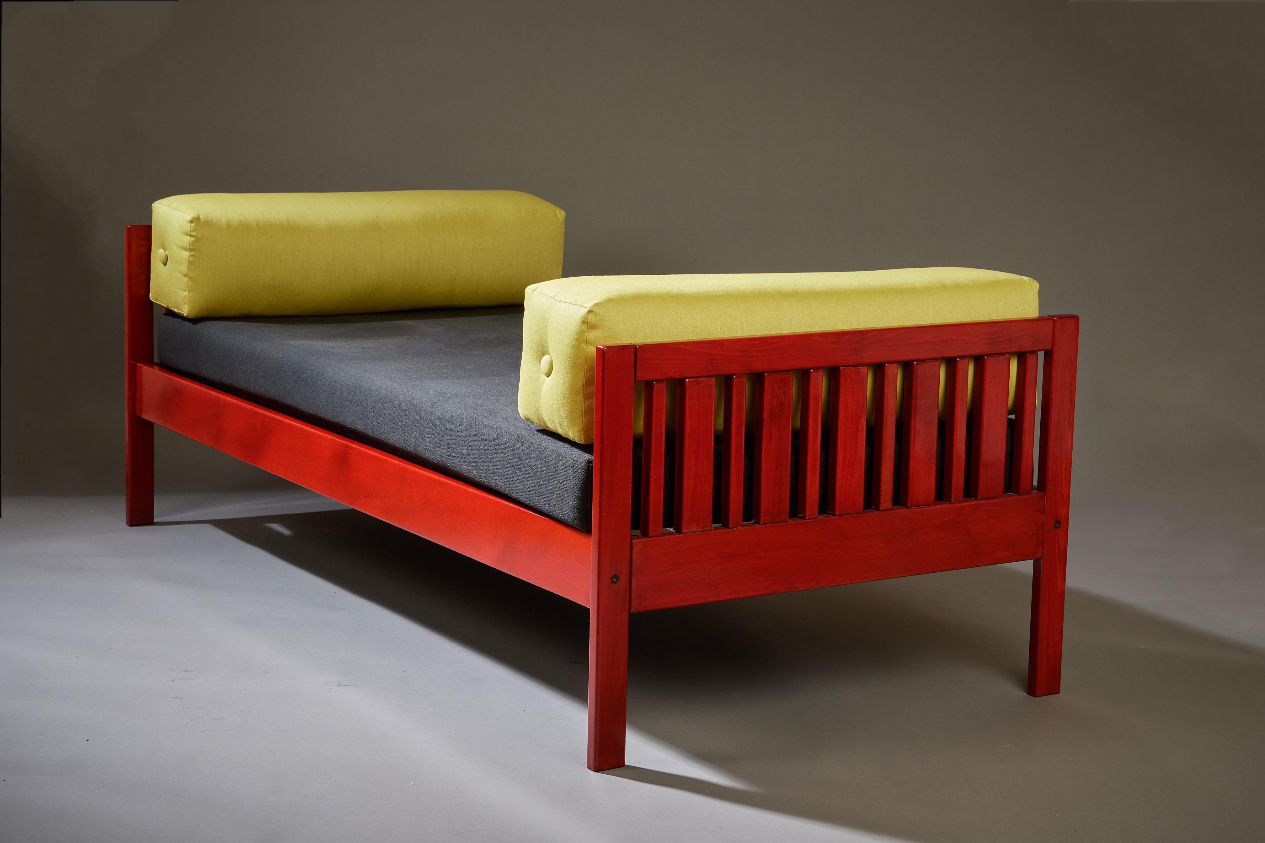 Ettore Sottsass Daybed, Red Lacquered Wood, Chartreuse Upholstery, Italy c. 1962 In Good Condition For Sale In New York, NY