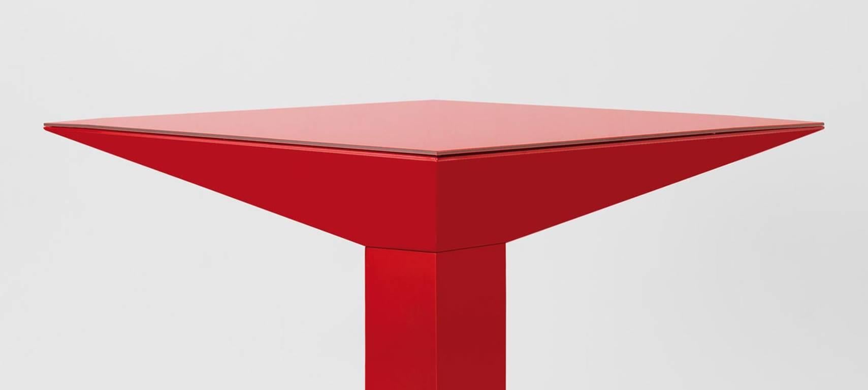 Mettsass-Tisch, entworfen von Ettore Sottsass in Barcelona, hergestellt von BD.

Die Struktur besteht aus flachen Stahlblechen, lackiert in Rot RAL 3001. Das Glas ist in der gleichen Farbe wie die Struktur lackiert.

Maße: 110 x 110 x H 73
