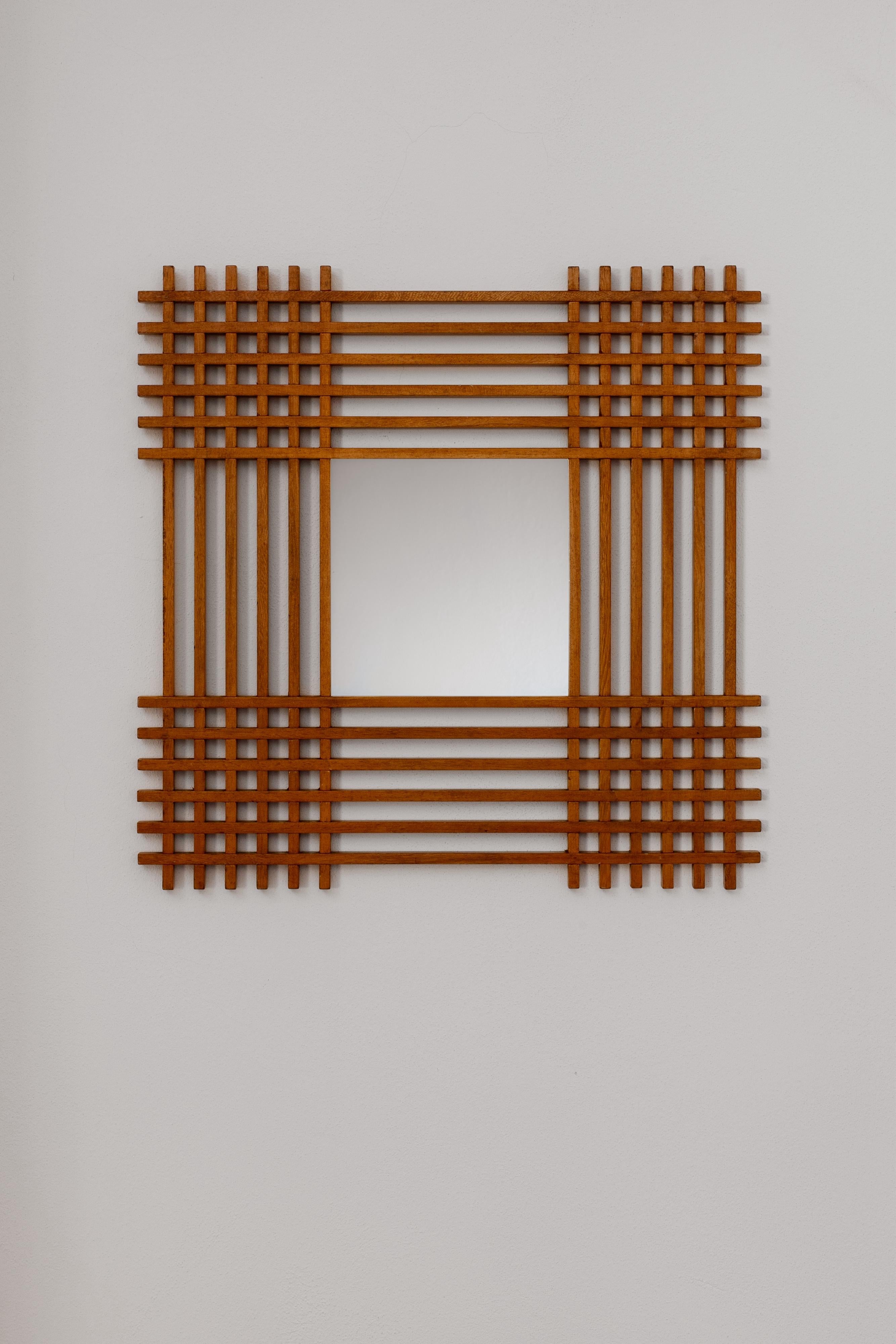Ettore Sottsass-Spiegel für Santambrogio & De Berti, Eiche, Italien, 1959

Mit diesem skulpturalen Spiegel, den Ettore Sottsass 1959 für Santambrogio & De Berti entwarf, beweist er seine Meisterschaft in der Gestaltung suggestiver Objekte. Dieser