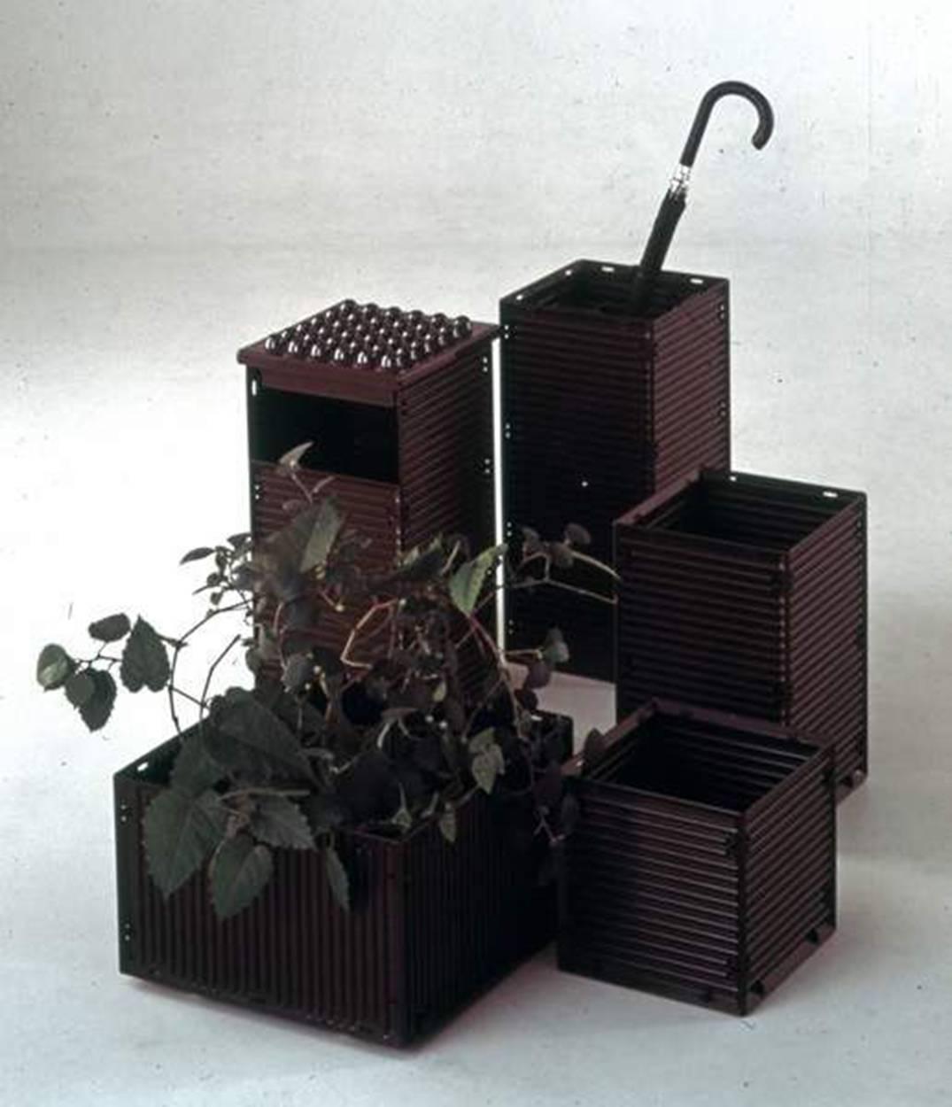 From the Olivetti Synthesis Sistema 45 collection
designed by Ettore Sottsass, a very rare brown planter on wheels
Two pieces available.