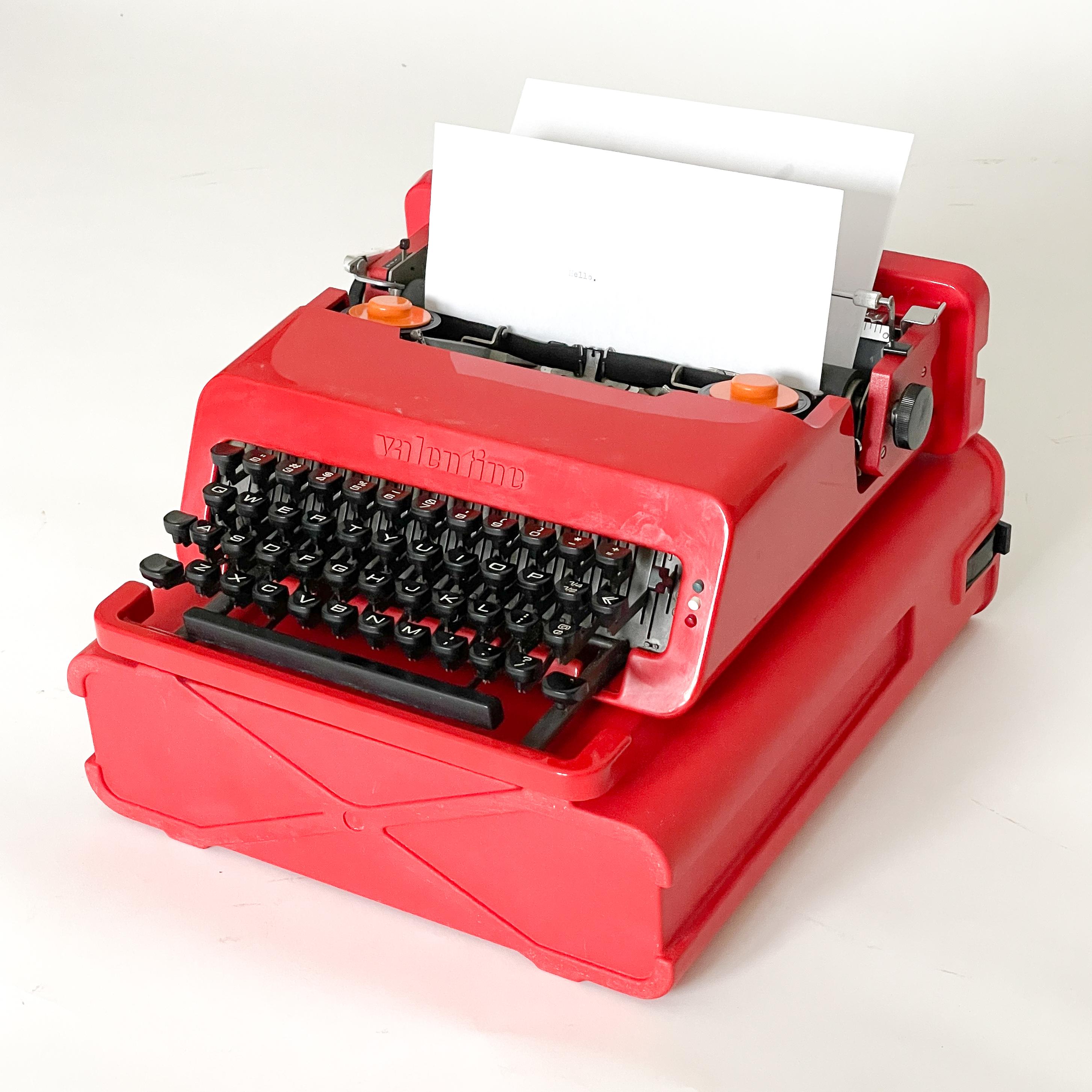 Conçue par Ettore Sottsass et Peter King, la machine à écrire est conservée dans la collection permanente du MoMa, où elle constitue un excellent exemple de pop art.
La machine à écrire présage également de la propre évolution de Sottsass avant