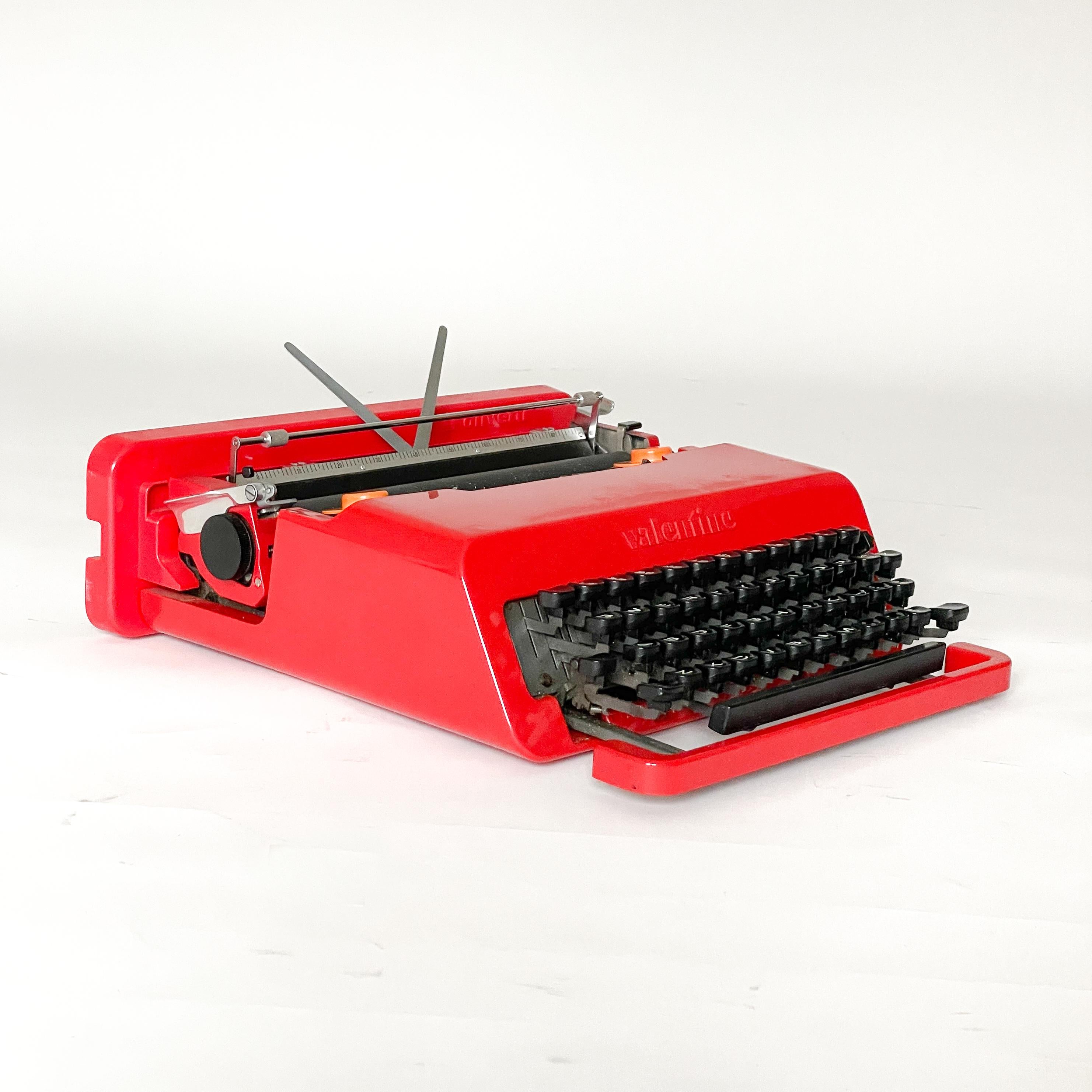 Milieu du XXe siècle Ettore Sottsass Olivetti Valentine machine à écrire Valentine des années 1960 en vente