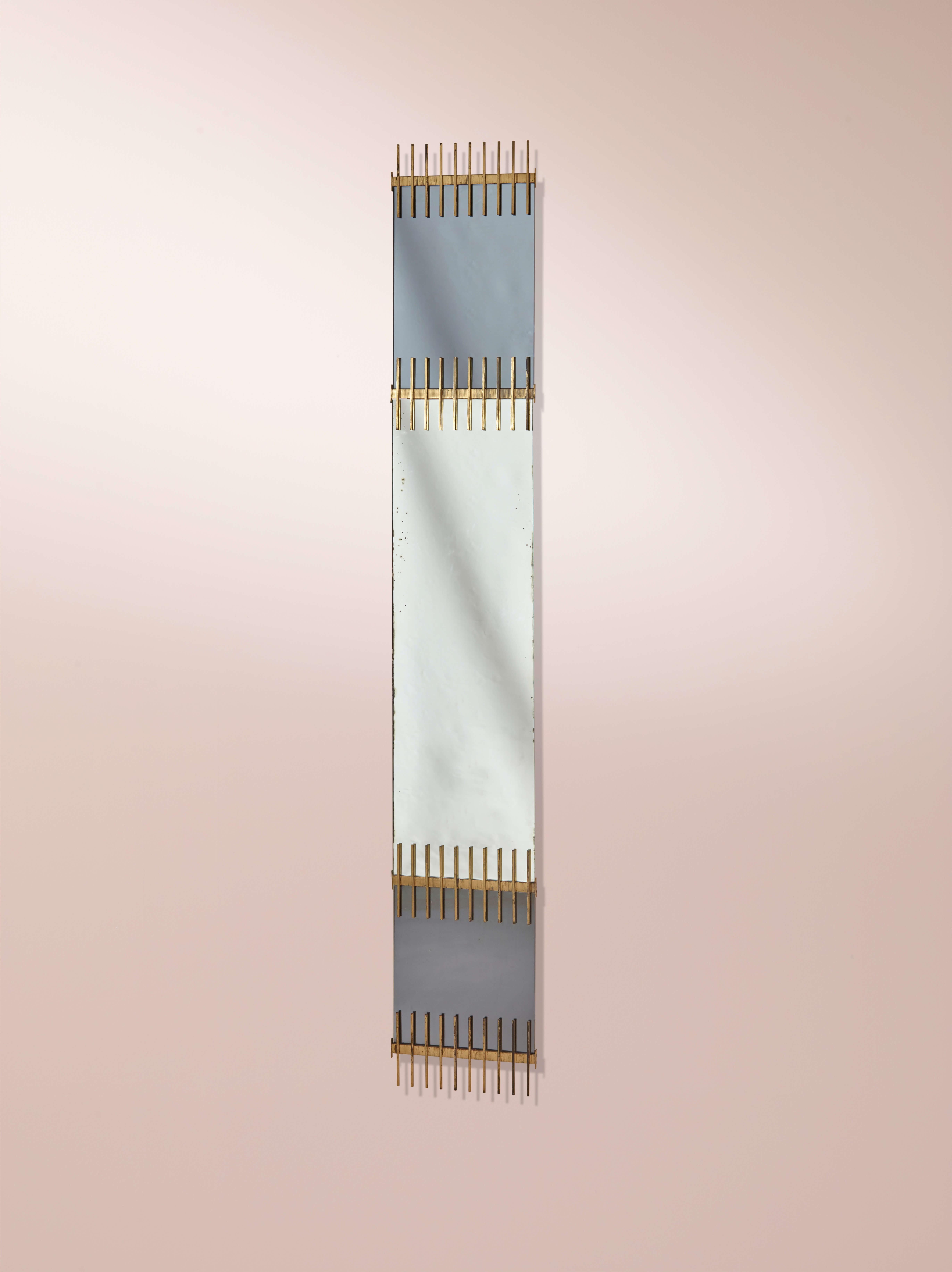 Un miroir rare et original d'Ettore Sottsass. Produit par Santambrogio & De Berti, Italie, 1958

Ce miroir saisissant, une création originale d'Ettore Sottsass, présente un cadre en laiton avec une structure géométrique et légère, deux éléments en