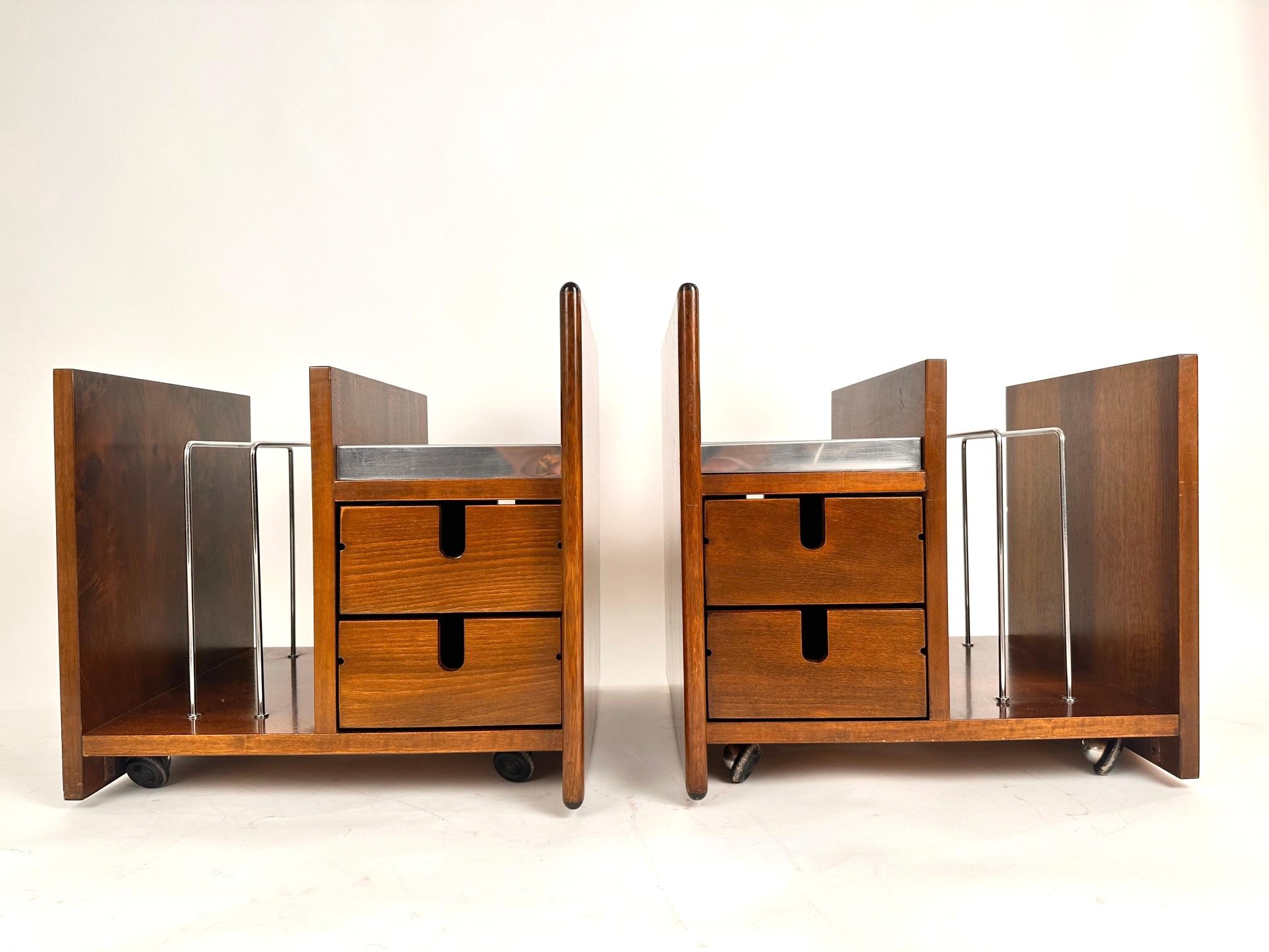 Un ensemble très rare d'une paire de tables d'appoint/porte-revues conçu par Ettore Condit dans les années 70.Deux boîtes ensemble avec un espace porte-revues.Teck et acier.Excellent état.
Emballage professionnel gratuit.