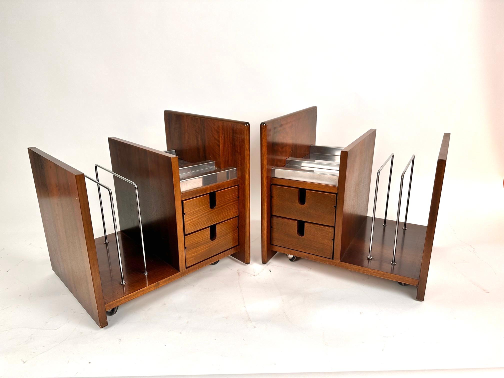 Mid-Century Modern Ettore Sottsass Paire d'objets  Tables d'appoint/Magazine Racks, Italie, années 1970 en vente