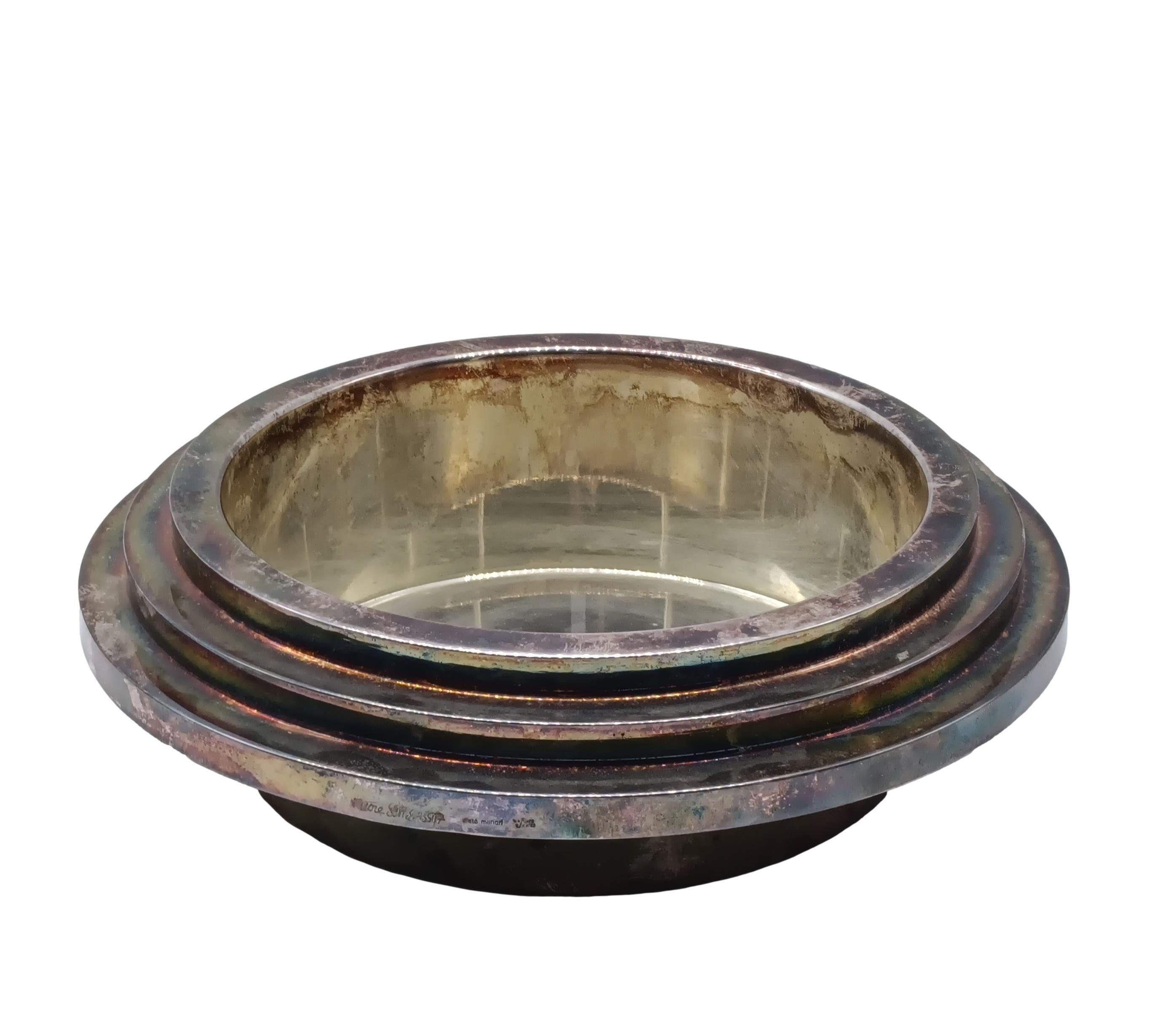 Importante e raro centrotavola in silver plate disegnato da Ettore Sottsass per Cleto Munari negli anni '80 in Italia. Firma incisa, splendida patina e condizioni eccellenti