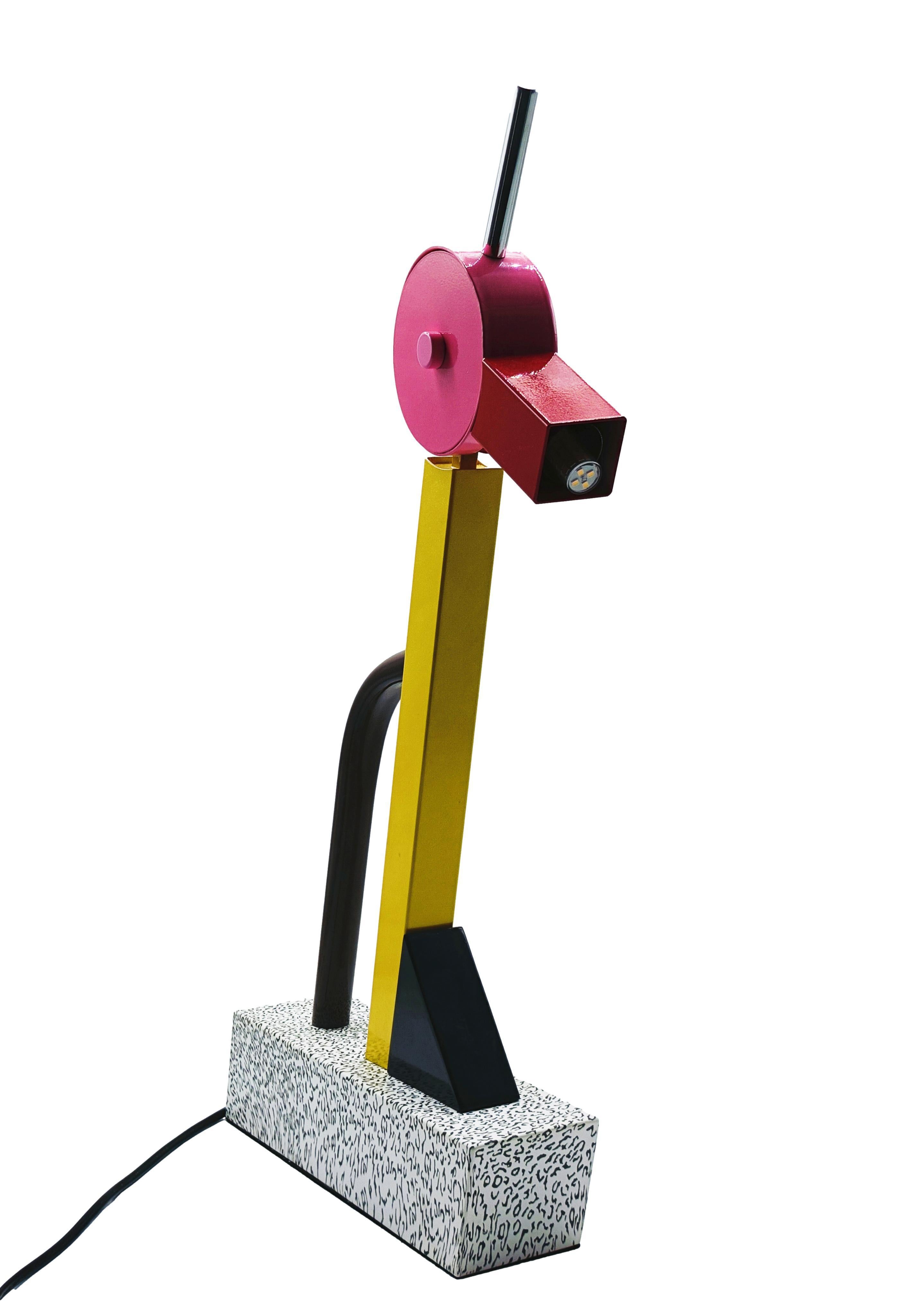 La Lampada Tahiti è uno degli oggetti più rappresentativi del movimento postmoderno. Si tratta di una lampada da tavolo scultorea e giocosa, composta da forme geometriche assemblate in modo apparentemente casuale, ma con una logica cromatica