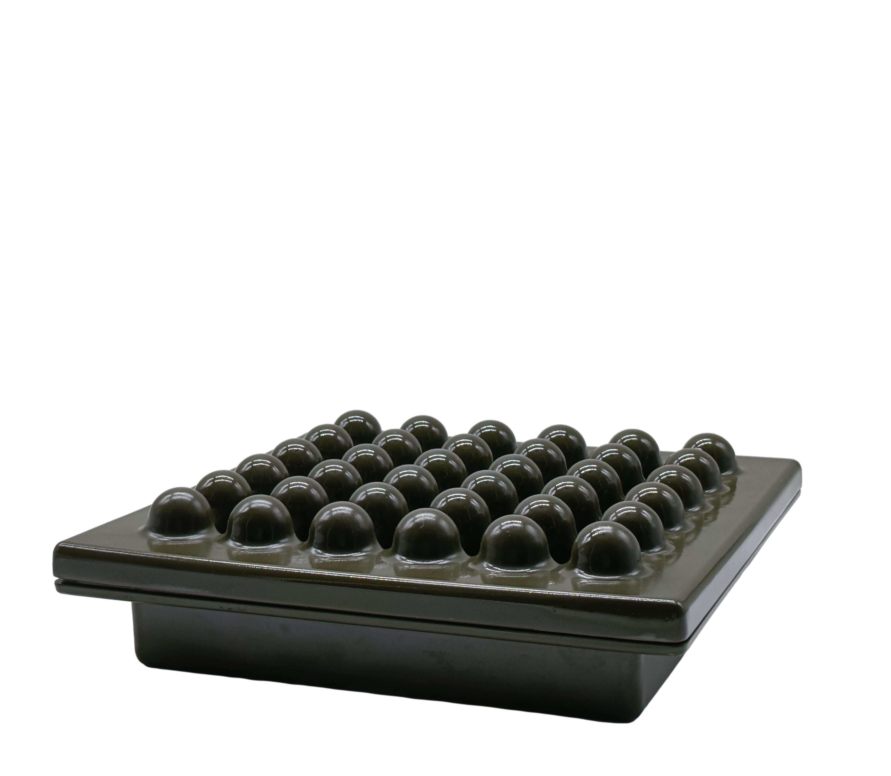 Grande posacenere in ABS nero, Ettore Sottsass per Olivetti Synthesis, serie Sistema 45, 1973.
Oggetto iconico del rivoluzionario sistema di mobili per ufficio Synthesis 45, presentato da Olivetti nel 1973 e disegnato da Ettore Sottsass. 