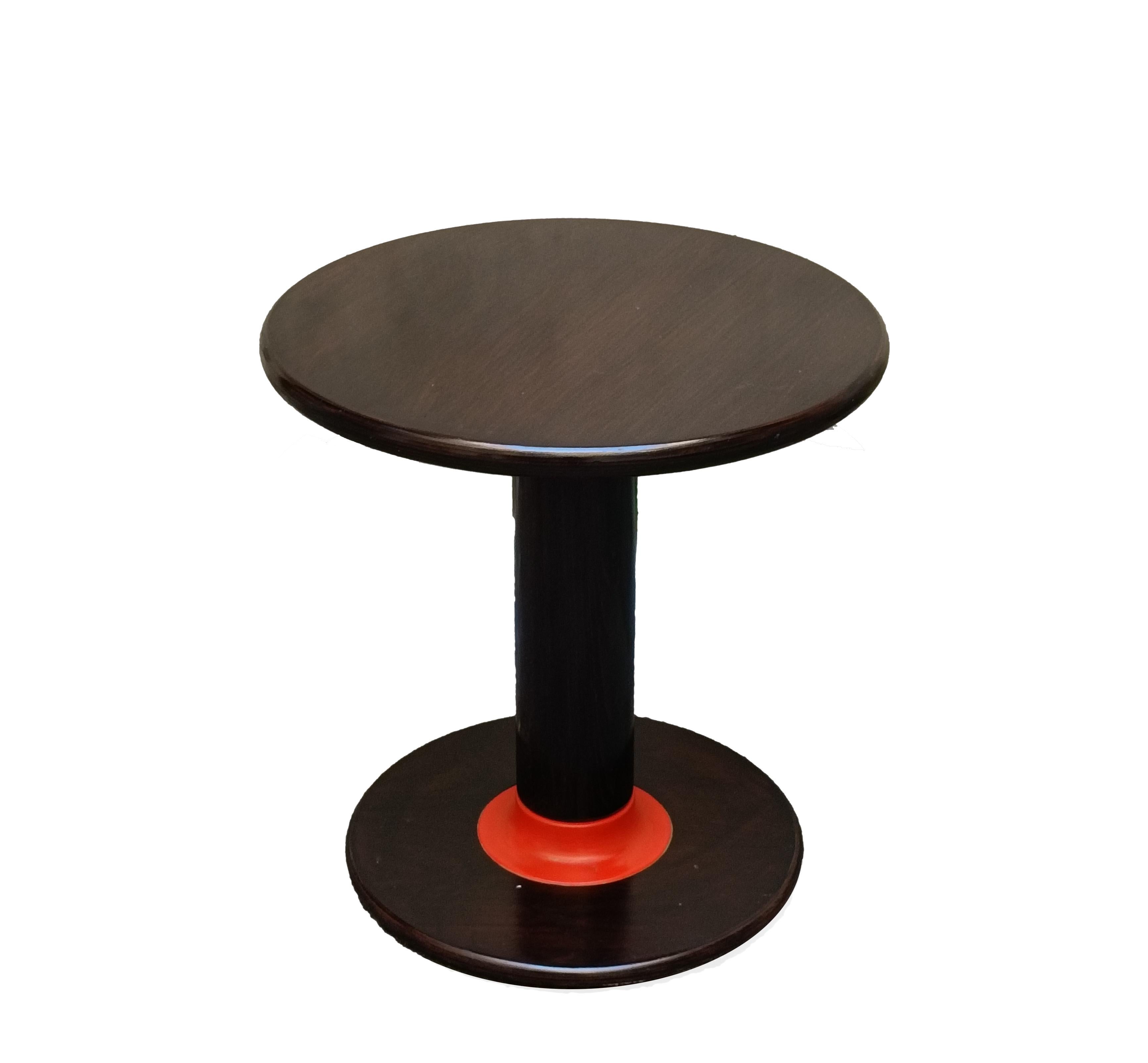 Table basse Rocchetto en noyer laqué avec décorations orange  (sous le plateau et sur la base), a été conçu par Ettore Sottsass et produit par Poltronova,  en 1964.
