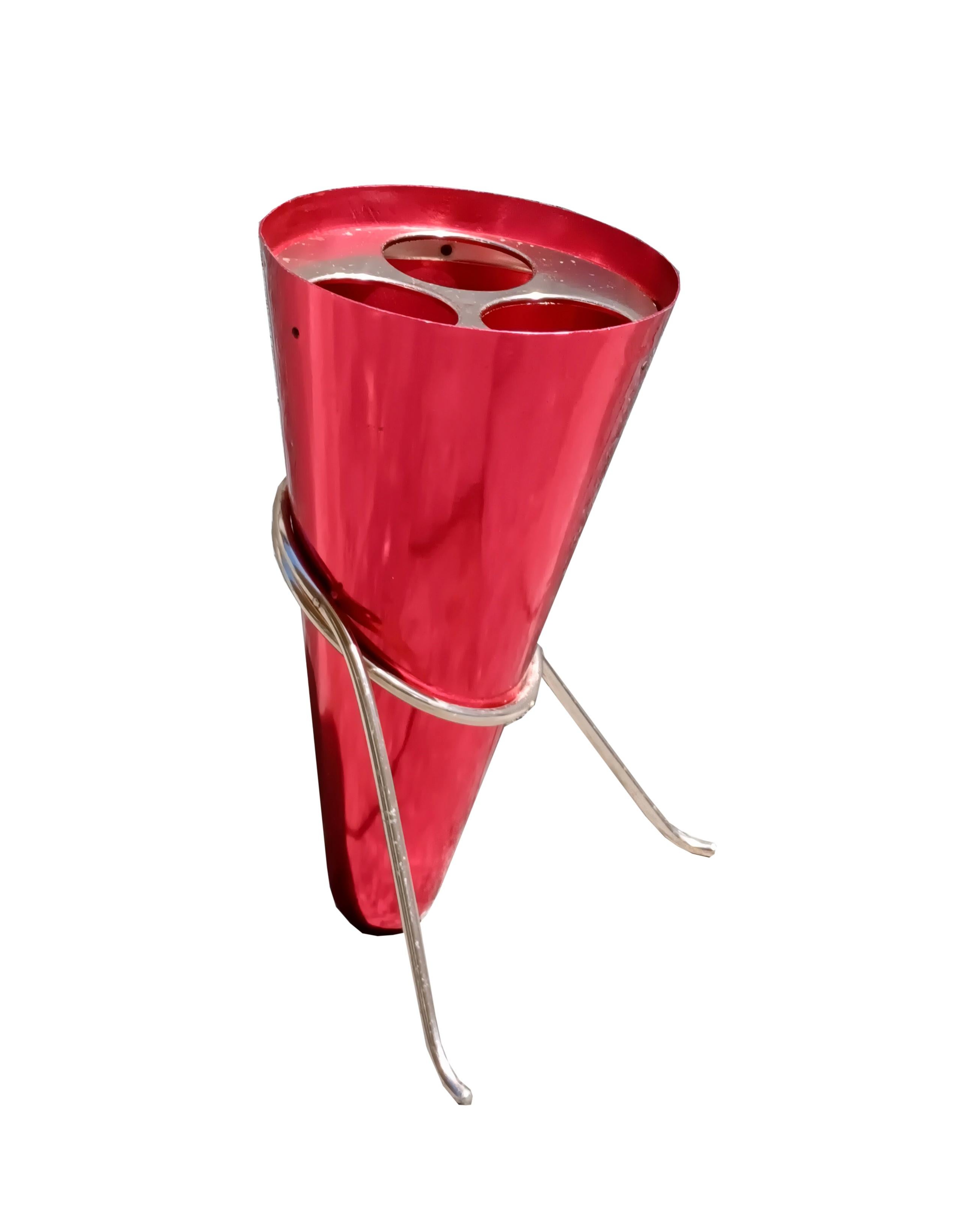 Rarissimo e famoso portaombrelli degli anni 50 disegnato da Ettore Sottsass per la famosa Ditta Italiana Rinnovel Italia.
Il design senza tempo è molto attraente, la struttura e' interamente in alluminio e ottone.
Buone condizioni per la sua età,