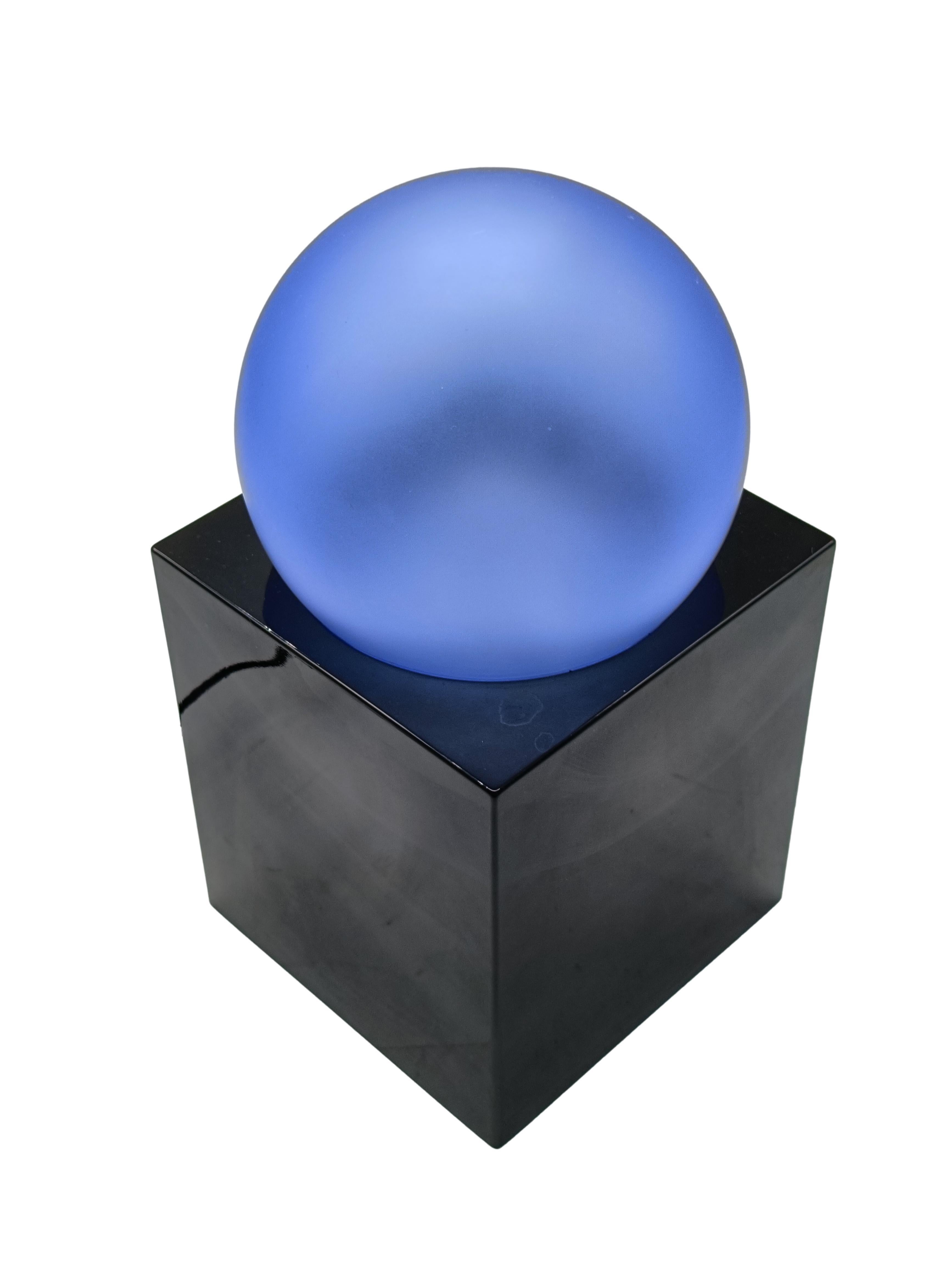 Rara lámpara de mesa Modelo Alba diseñada por Ettore Sottsass para la famosa firma italiana Venini en la década de 2000. La lámpara Alba tiene un marco de cerámica esmaltada negra y un difusor de esfera de cristal opalino azul.