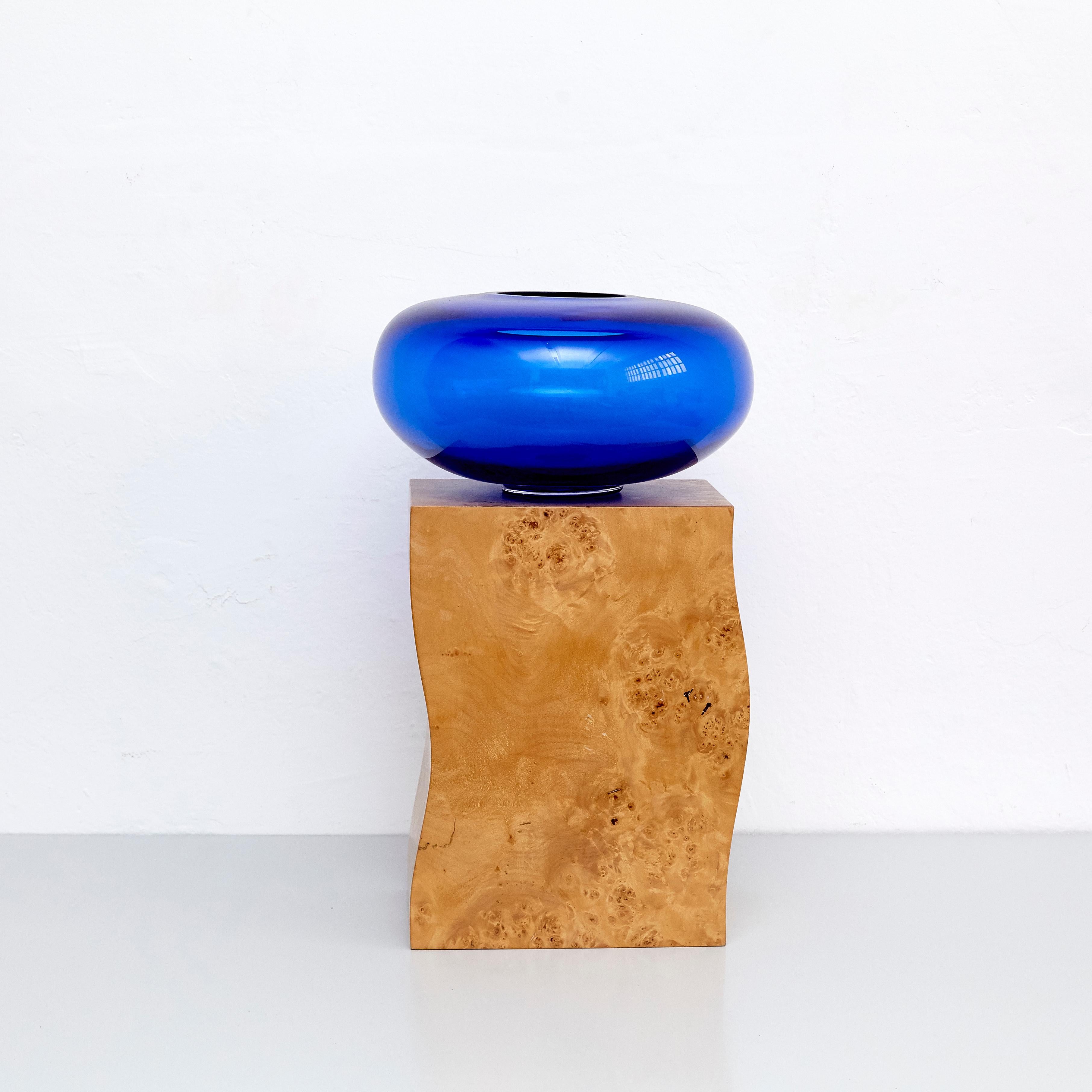 Q Vase made for the collection of twenty-seven woods for Chinese Artificial flowers vase by Ettore Sottsass,
Edited by Design Gallery Milano, 1995.

Limited edition of 12 numbered pieces, number 9 / 12.

In good original condition, with minor