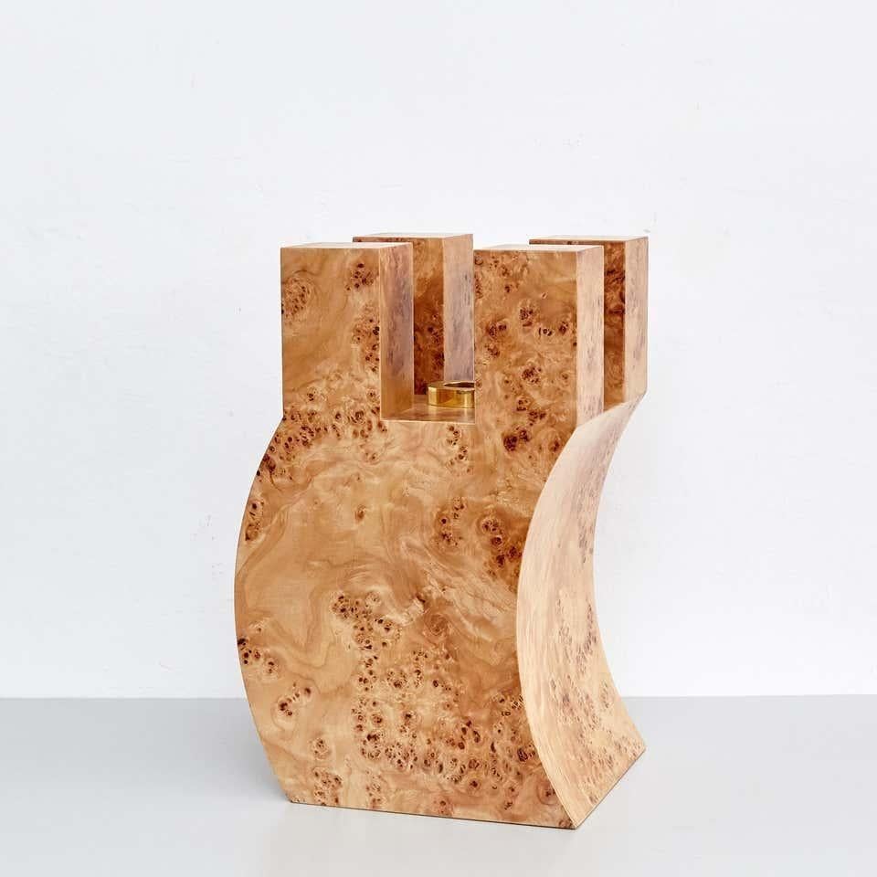 R-vase réalisé pour la collection de vingt-sept bois pour fleurs artificielles chinoises vase par Ettore Sottsass. Publié par Design Gallery Milano, 1995.

Edition limitée de 12 pièces numérotées, numéro 9 / 12.

En bon état d'origine, avec une