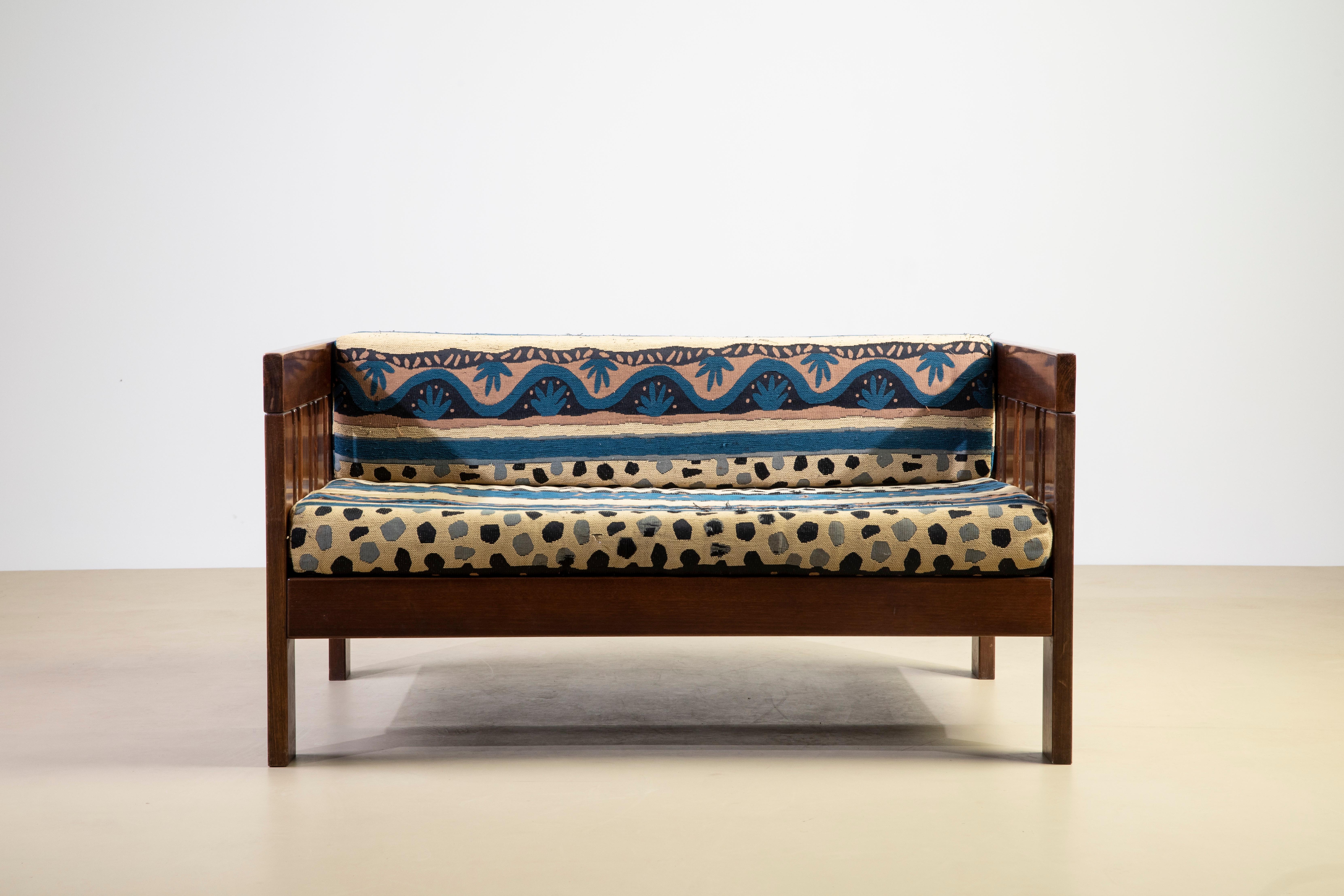RARE EXAMPLE OF CALIPH MODEL ARMCHAIR

wooden frame, cushion and mattress covered in fabric in blue and yellow

Poltronova production, Agliana, circa 1965

Bibliography for comparison

I. Mietton, Sottsass, Poltronova 1958-1974, Skira, Paris, 2021,