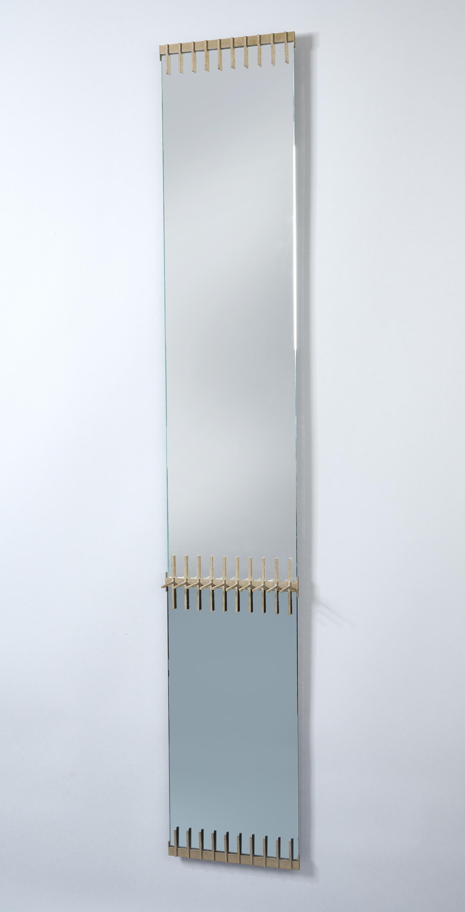 Mid-Century Modern Ettore Sottsass : Rare miroir en laiton avec verre bicolore et étagère, Italie 1958 en vente