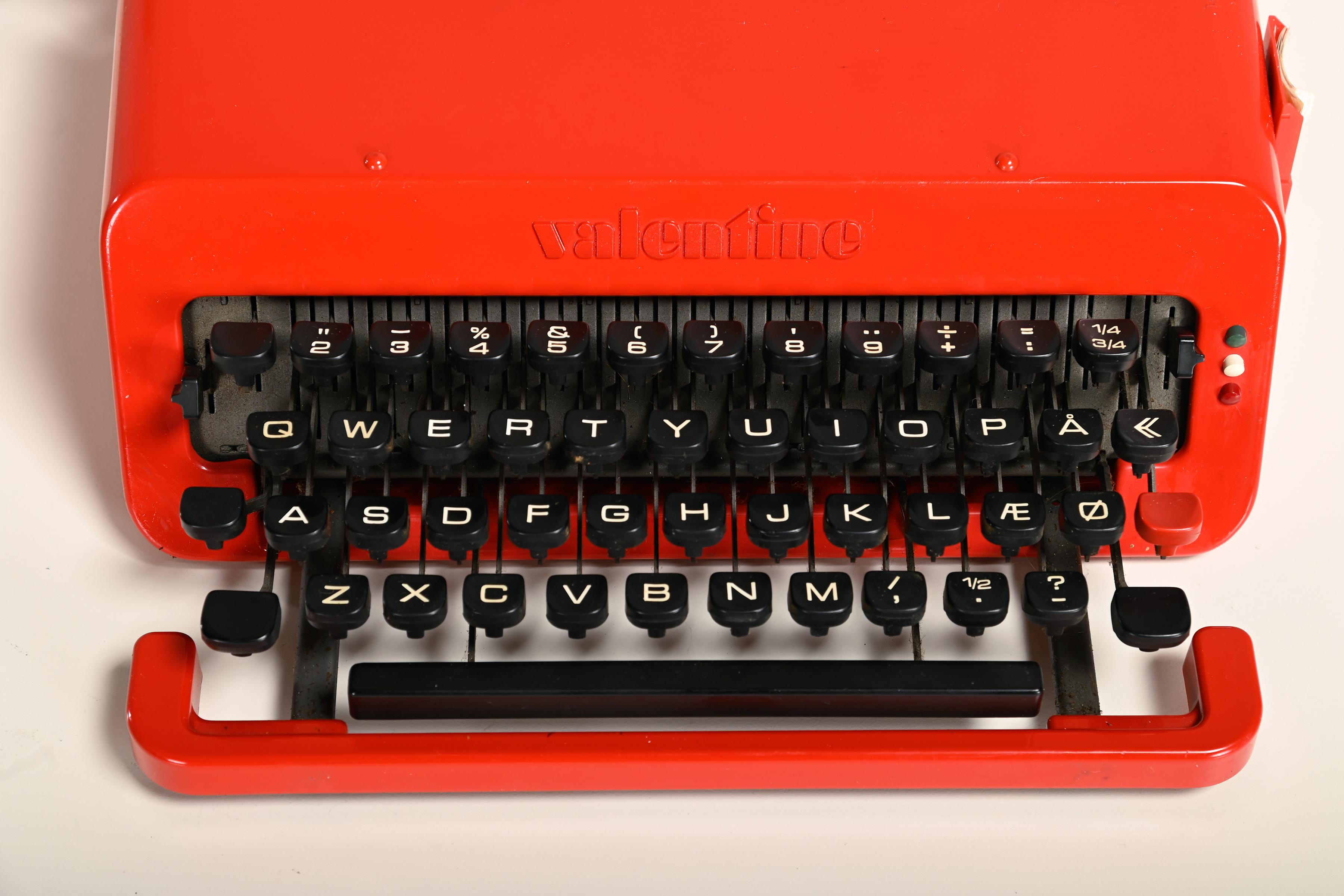 Ettore Sottsass red Valentine Typewriter for Olivetti, Italy In Good Condition In Amsterdam, NL