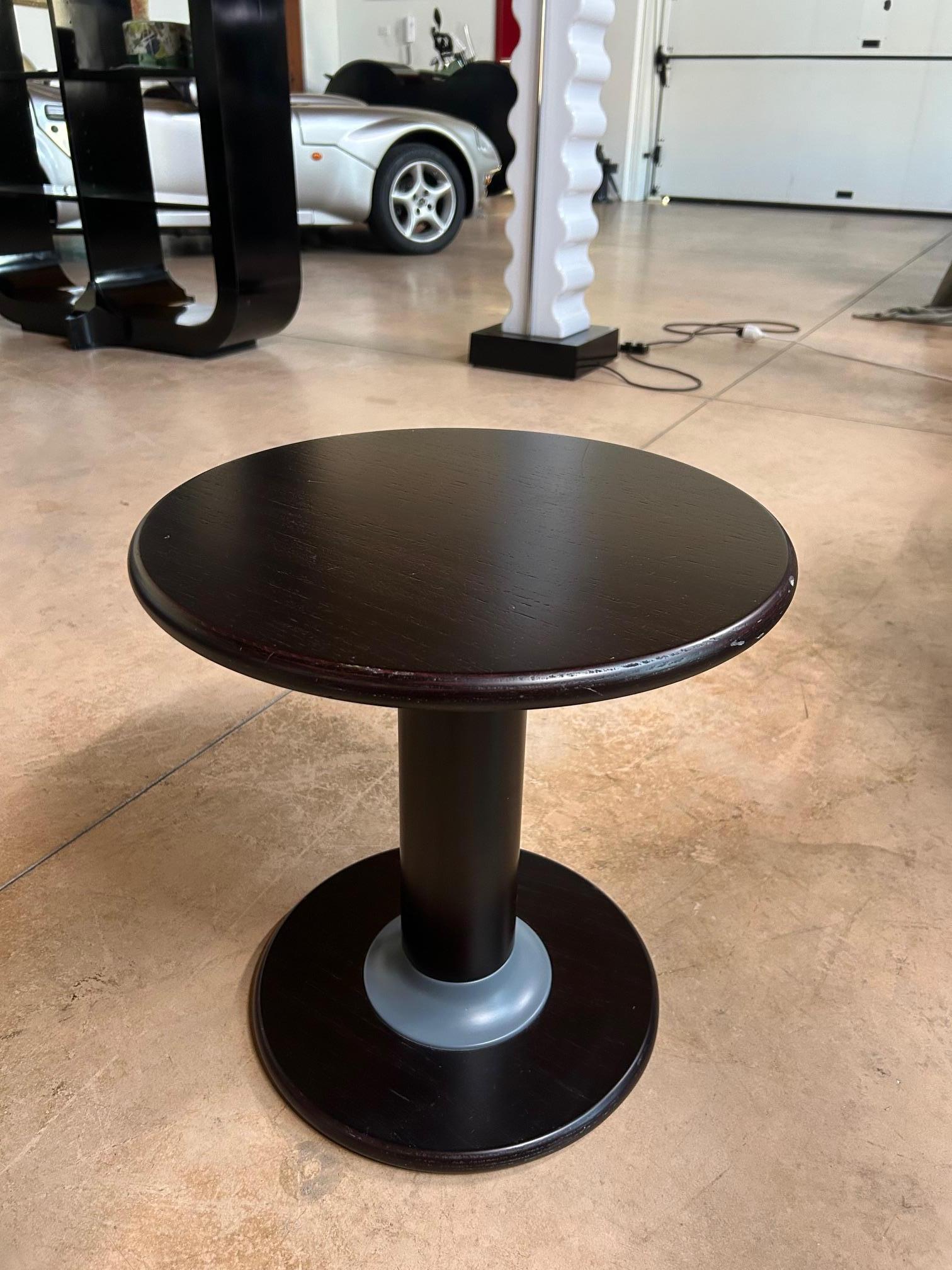 Petite table d'appoint ronde en noyer avec détails en bois coloré, conçue par Ettore Sottsass pour Poltronova en 1964.

Littérature : Domus 433, 12/1965, p. 42 F. Zanella, Ettore Sottsass : Catalogo ragionato dell'archivio 1922-1978, CSAC, Parma,