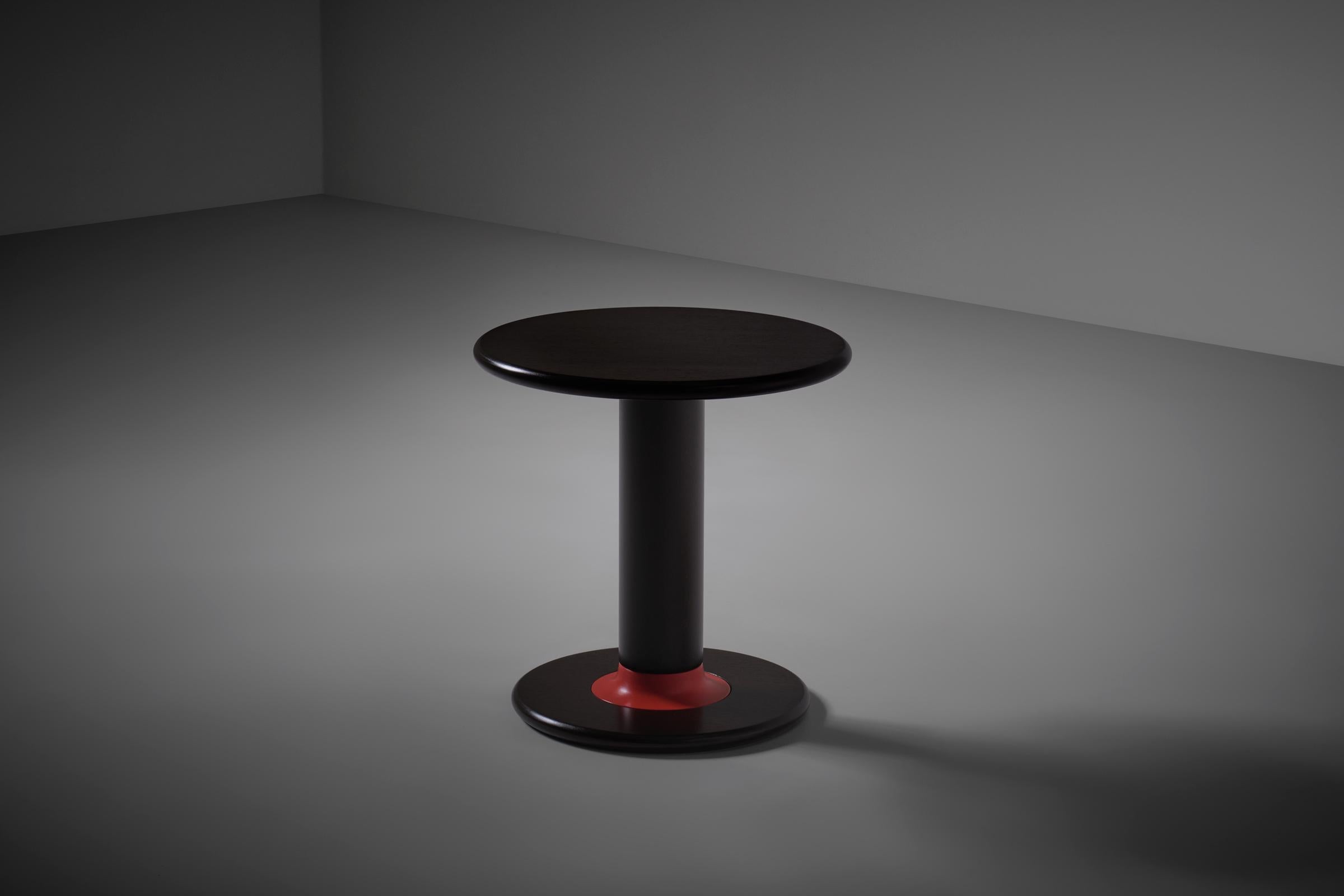Ettore Sottsass mod. T44 'Rocchetto' side table for Poltronova, Italy 1964 mod. Modest design yet sophisticated and interesting in color contrast and use of materials; the dark stained Walnut creates a nice contrast with the coral colored trumpet