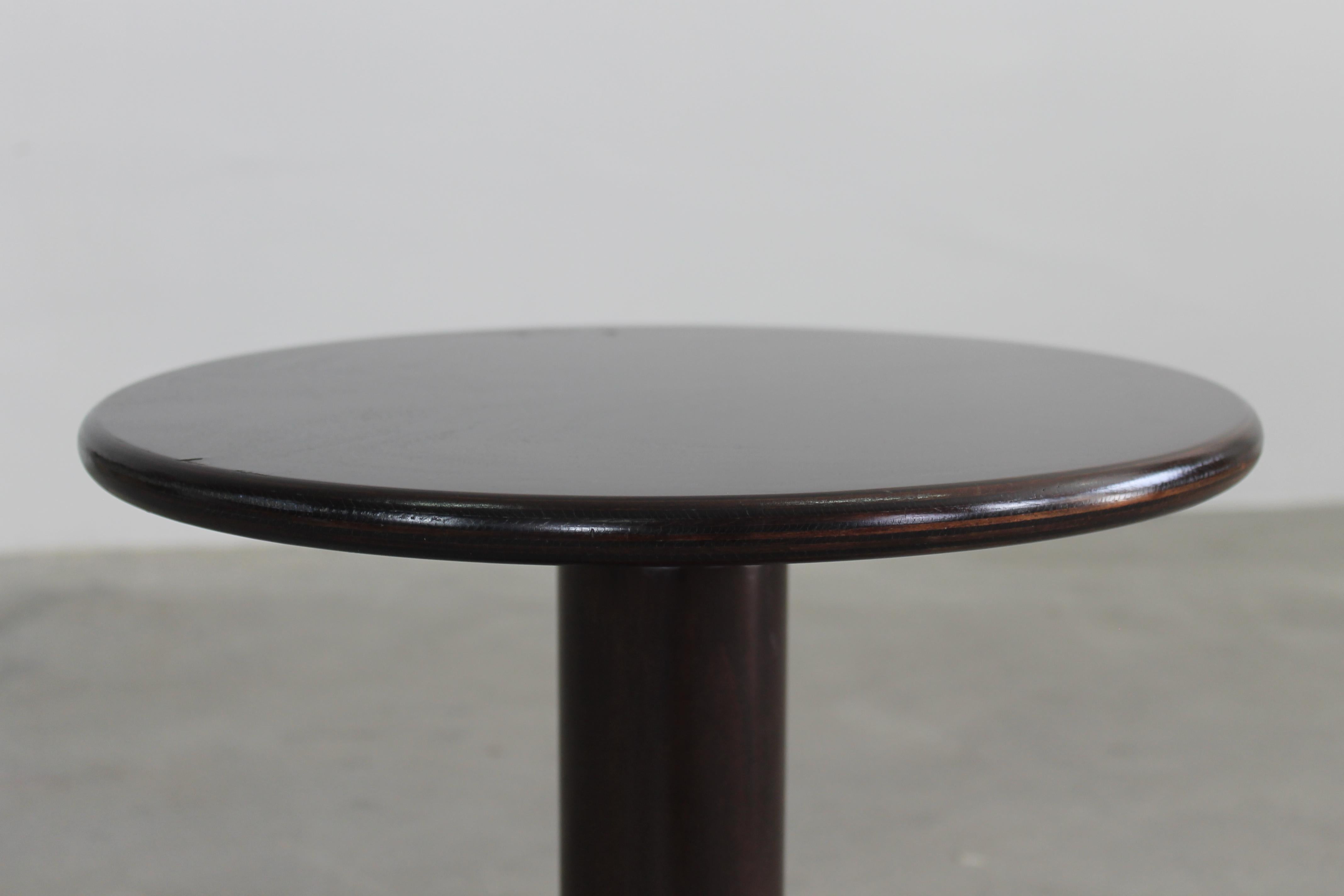 Tavolino Rocchettone realizzato in legno di noce laccato con decorazioni in arancione brillante (sotto il piano e sulla base), è stato disegnato da Ettore Sottsass e prodotto da Poltronova, Agliana nel 1964.

Letteratura:
Domus 433, 12/1965, p.
