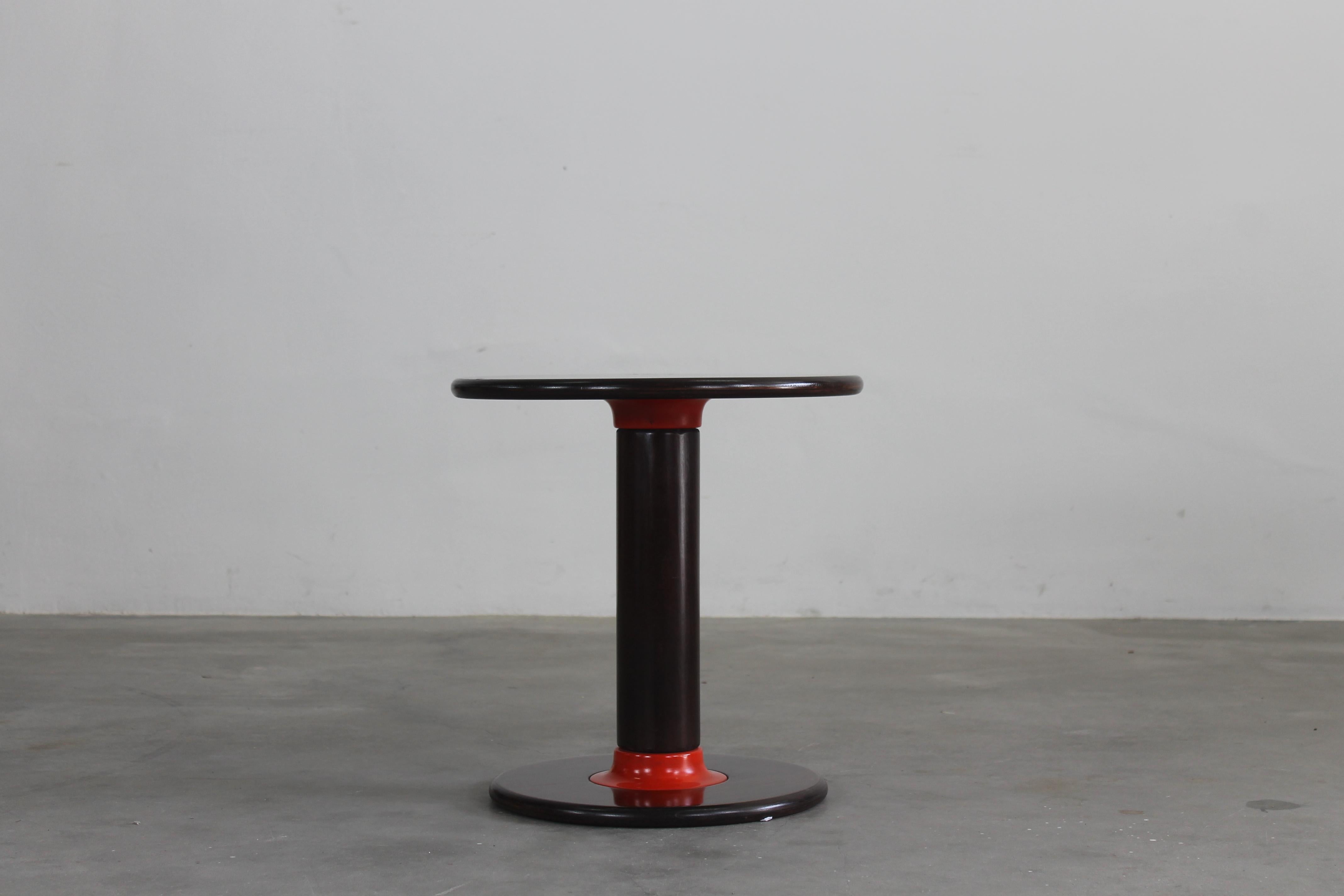 Postmoderno Ettore Sottsass Rocchettone Tavolino rotondo in legno di noce di Poltronova 1960s in vendita