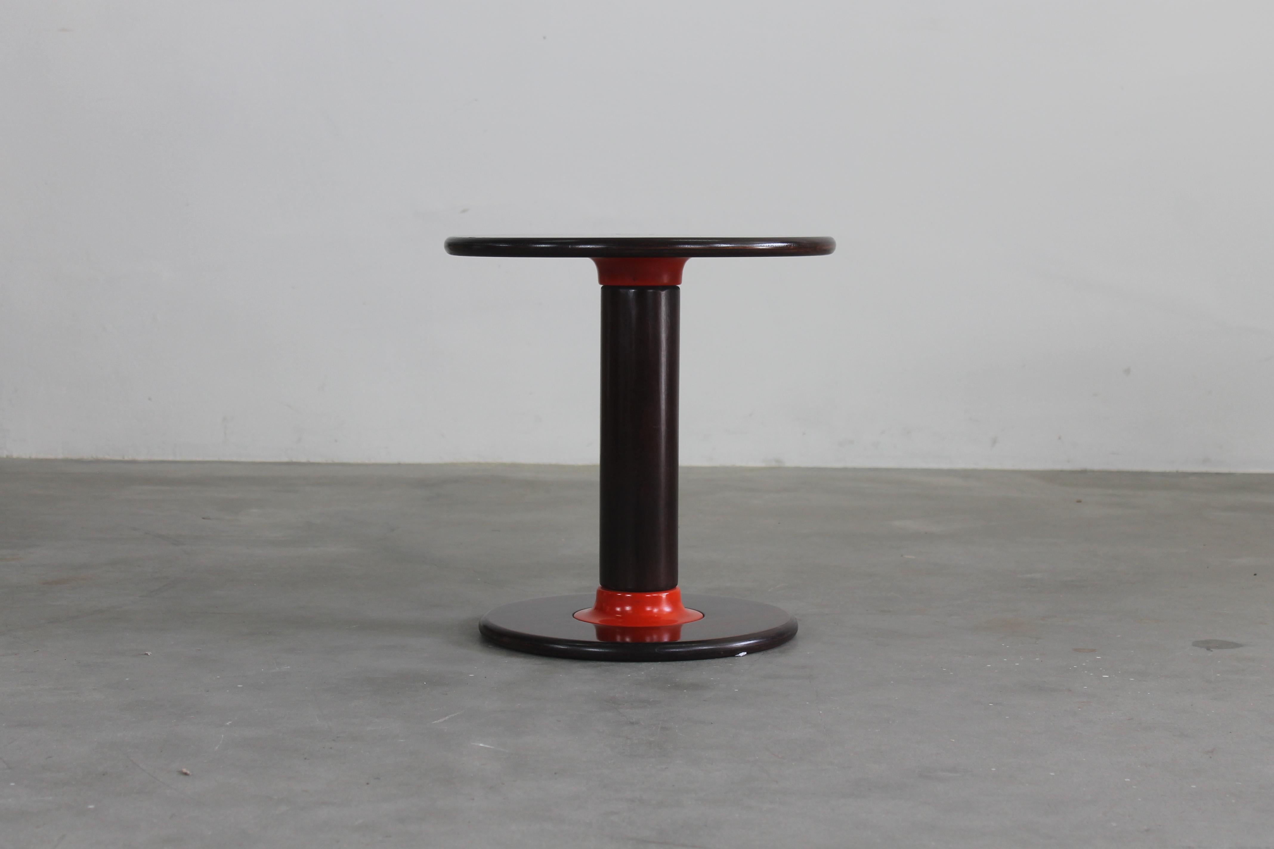 Metà XX secolo Ettore Sottsass Rocchettone Tavolino rotondo in legno di noce di Poltronova 1960s in vendita