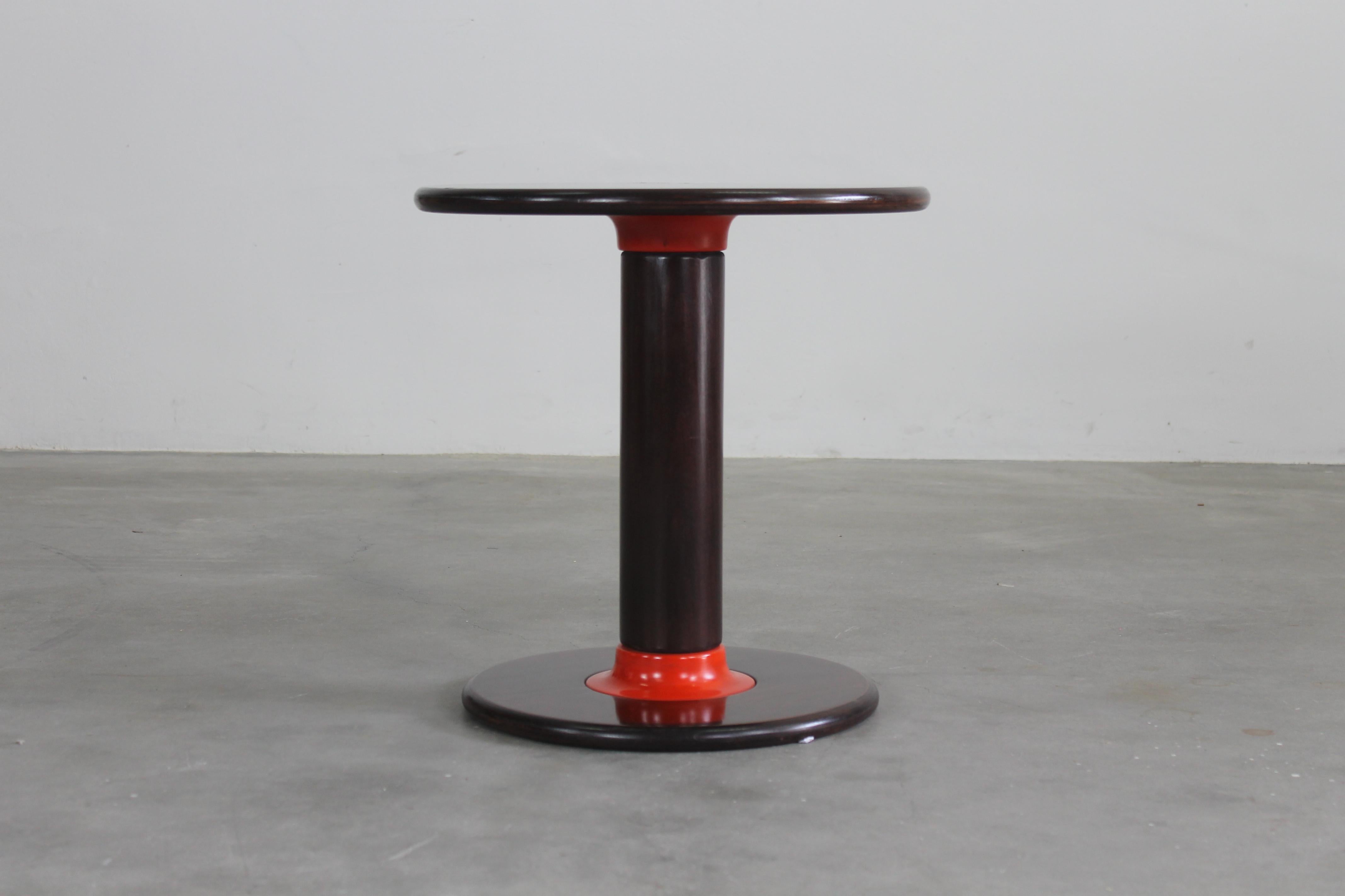 Plastica Ettore Sottsass Rocchettone Tavolino rotondo in legno di noce di Poltronova 1960s in vendita