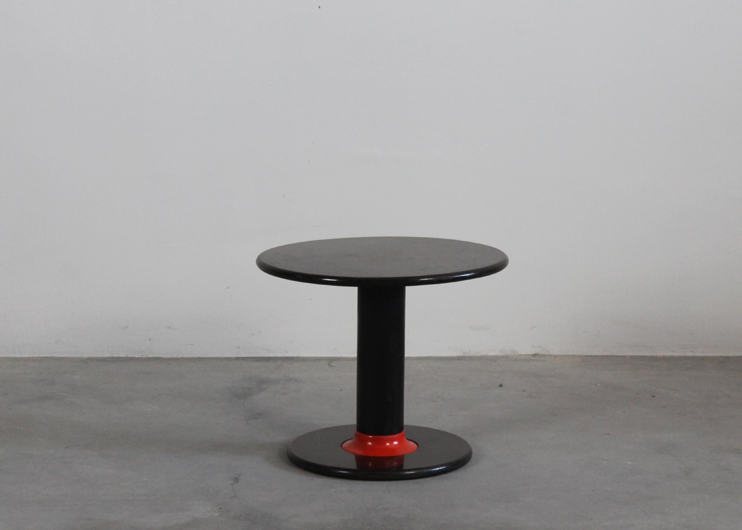 Table d'appoint ronde Rocchettone réalisée en bois de noyer laqué avec des décorations en plastique orange, conçue par Ettore Sottsass et fabriquée par Poltronova, Agliana en 1964.

Fils d'architecte, Ettore Sottsass JR (1917-2007) est né à