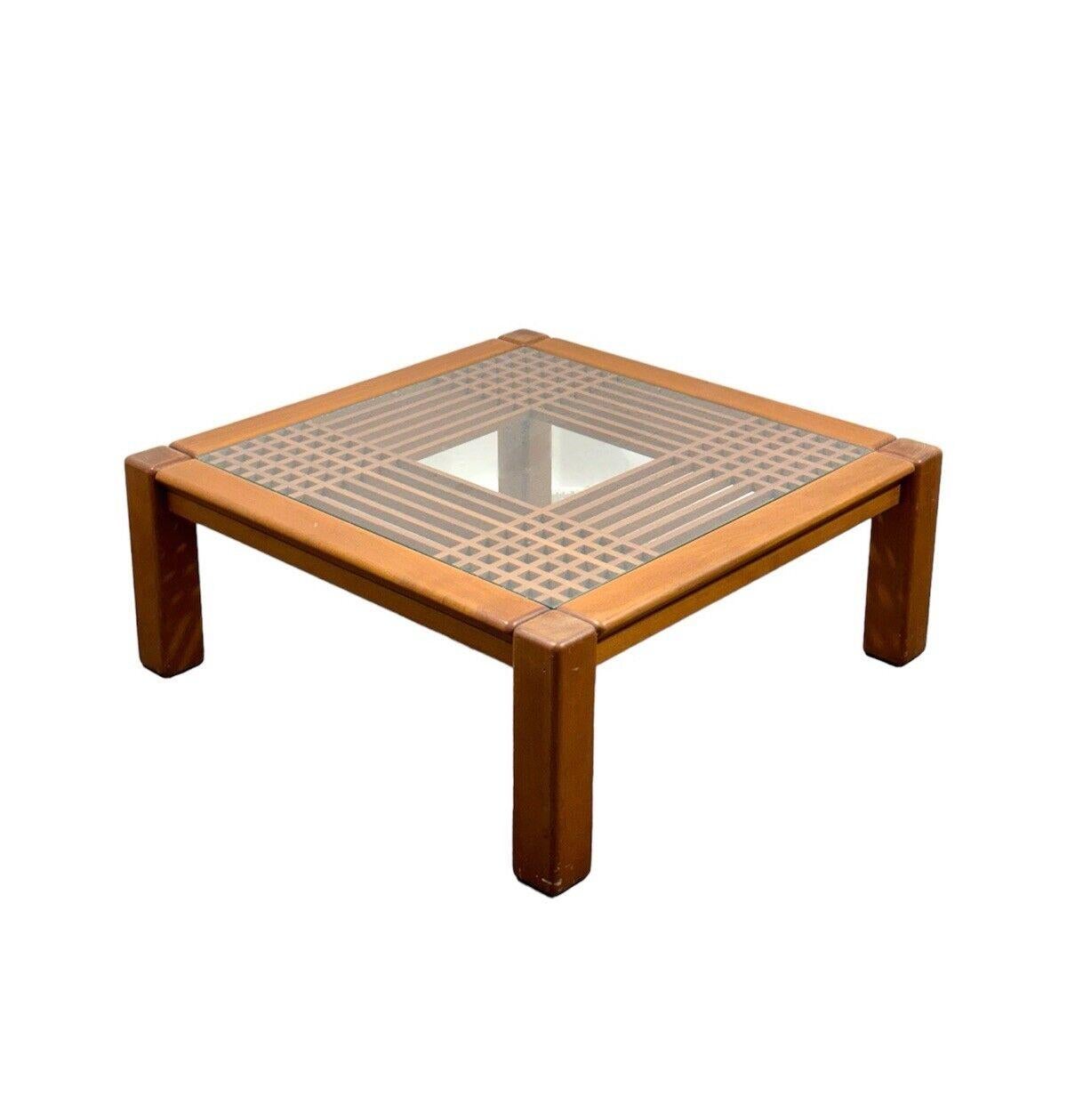 Nous présentons une table basse iconique d'Ettore Sottsass Sant'Ambrogio et De Berti, années 1970.


L'article est en très bon état de conservation, il n'y a pas de défauts esthétiques ou structurels à signaler, seulement des signes légers et