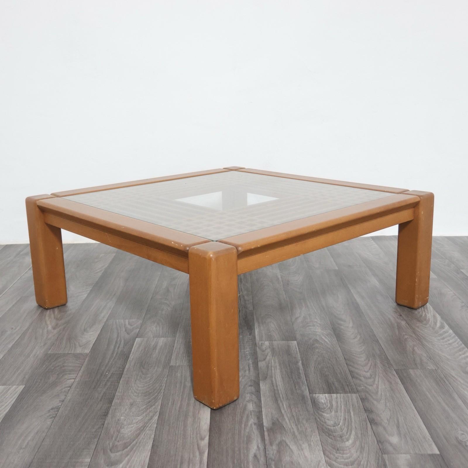 Vi presentiamo un iconico tavolo da caffè di Ettore Sottsass Sant’Ambrogio e De Berti, 1970’s.


L’articolo è in ottime condizioni conservative, non vi è alcun difetto estetico o strutturale da segnalare, solo lievi ed ovvi segni del tempo dovuti