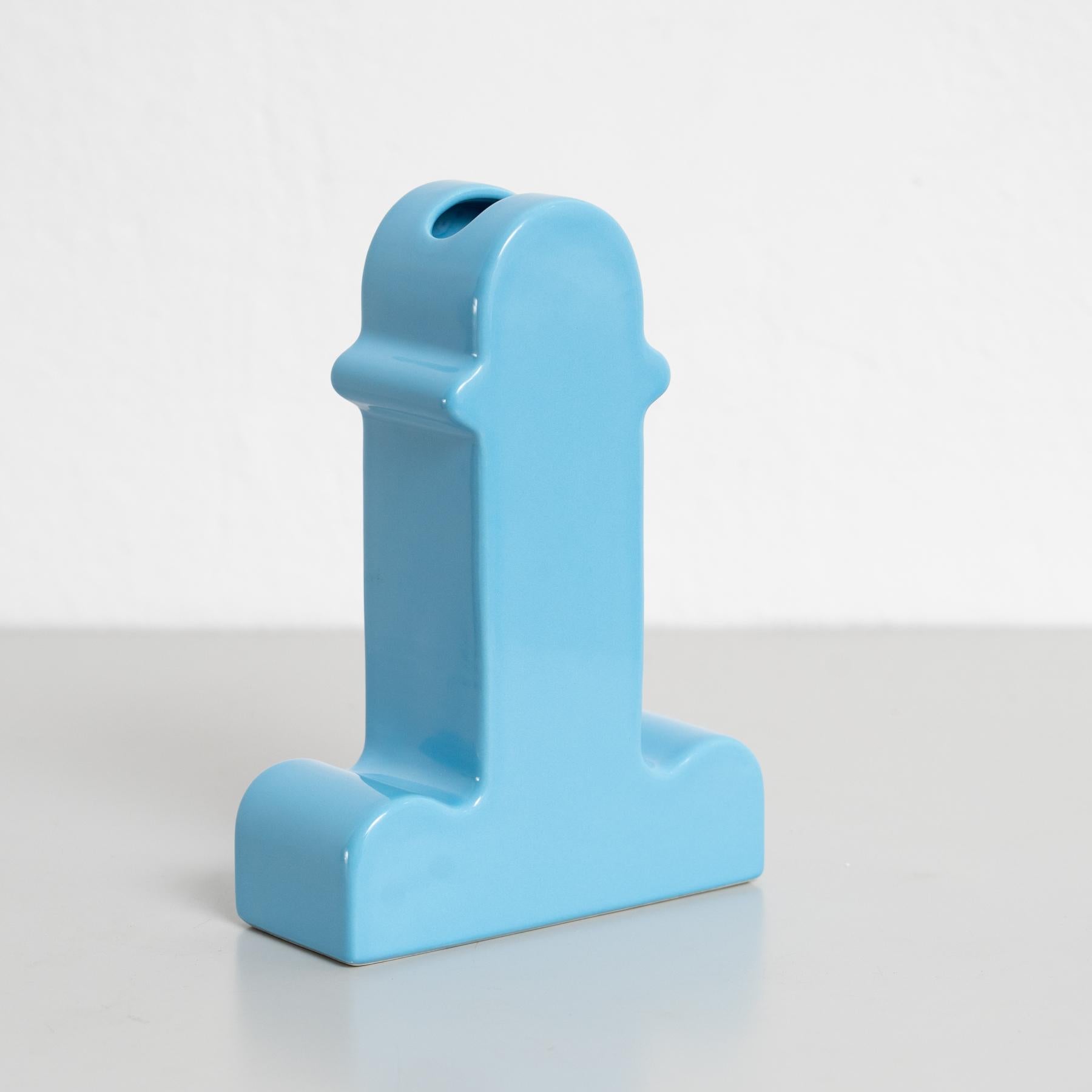 Vaso in ceramica blu Shiva disegnato da Ettore Sottsass, circa 1973, edito da BD a Barcellona.

Questo pezzo è stato prodotto in edizione limitata con un totale di soli 999 esemplari.
Questo è 127 / 999.

In buone condizioni originali, con lievi