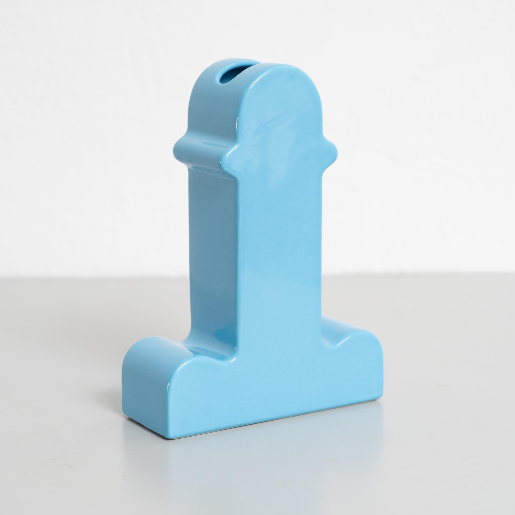 Vaso in ceramica blu Shiva disegnato da Ettore Sottsass, circa 1973, edito da BD a Barcellona.

Questo pezzo è stato prodotto in edizione limitata con un totale di soli 999 esemplari.
Questo è 144 / 999.

In buone condizioni originali, con lievi