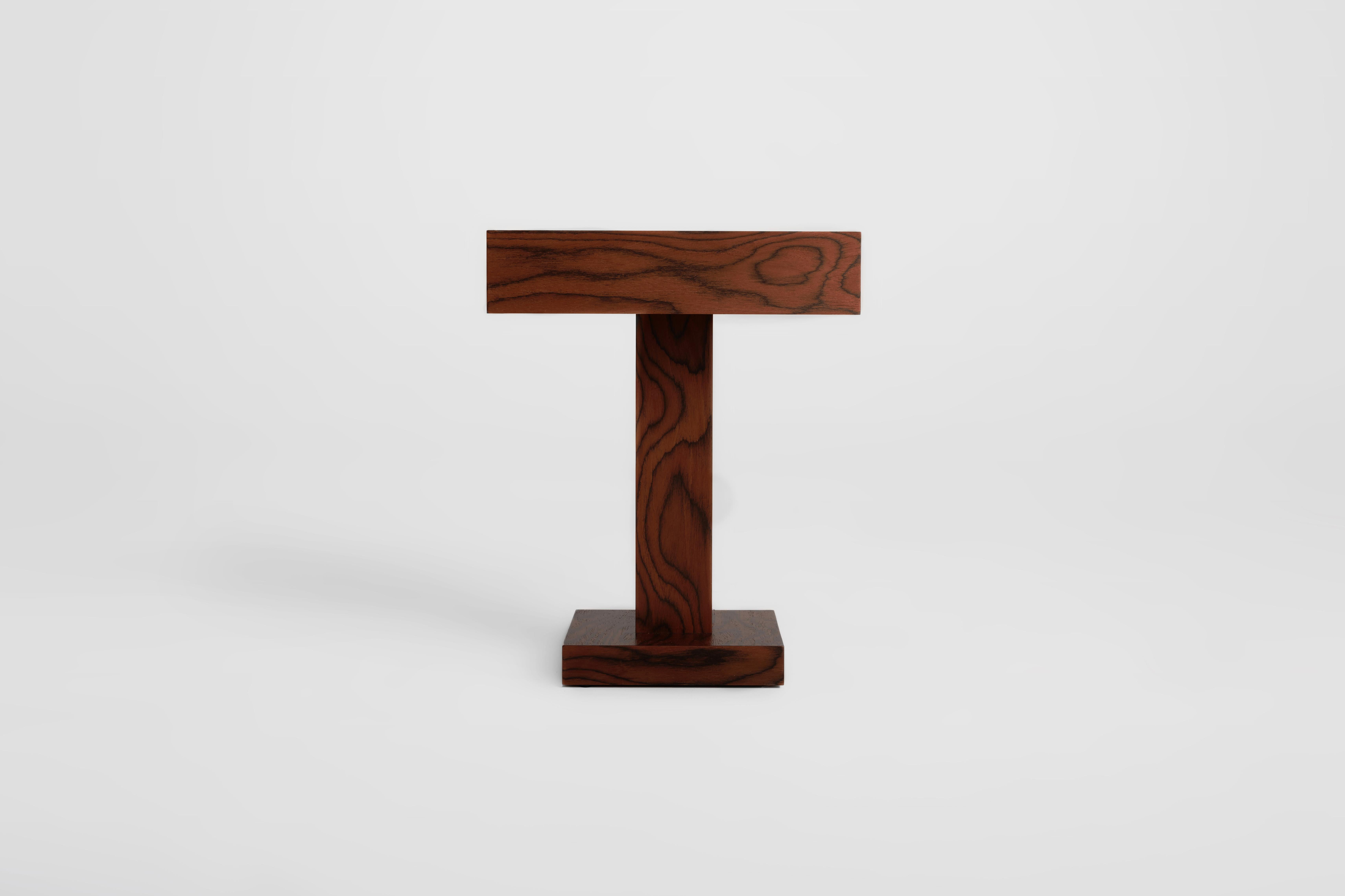 Ettore Sottsass Single Side Table by Petra Madalena
Dimensions : L 45 x D 45 x H 65 cm
Matériaux : placage de bois multilaminaire.
Poids : 20 kg (± 5 kg pour l'emballage)

Voici un symbole inégalé de sophistication : l'exquise table d'appoint unique