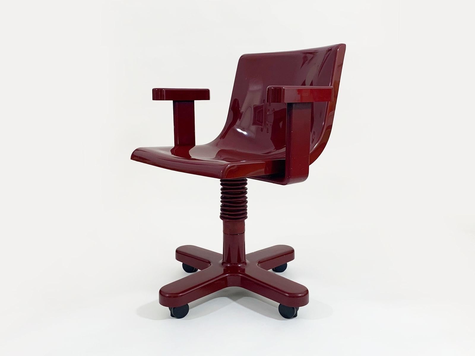 Olivetti 'Synthesis' desk chair made from ABS plastic, beautifully colored in an oxblood red also known as the Memphis color. The chair is featured in the permanent collection of the Museum of Modern Art in New York.
Good vintage condition. Some