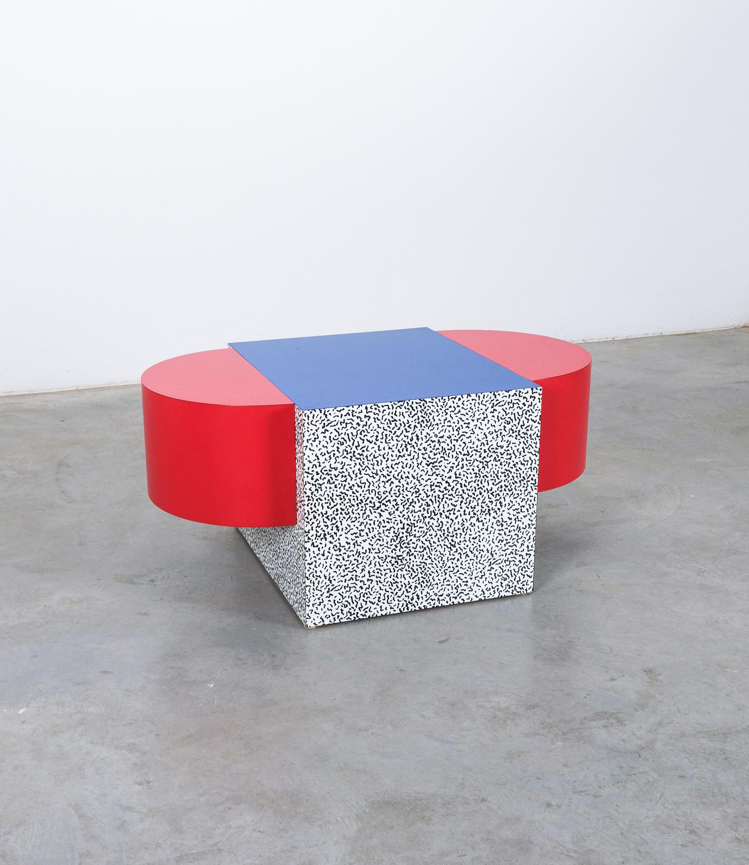 Der Tisch Tony 3 ist ein schönes Beispiel für das Werk von Ettore Sottsass und wurde 1979 von dem berühmten Designer entworfen. Dieses Stück wurde um 1984 vom Anthology Quartett veröffentlicht.
Es zeichnet sich durch ein ovales Tablett aus, das ein