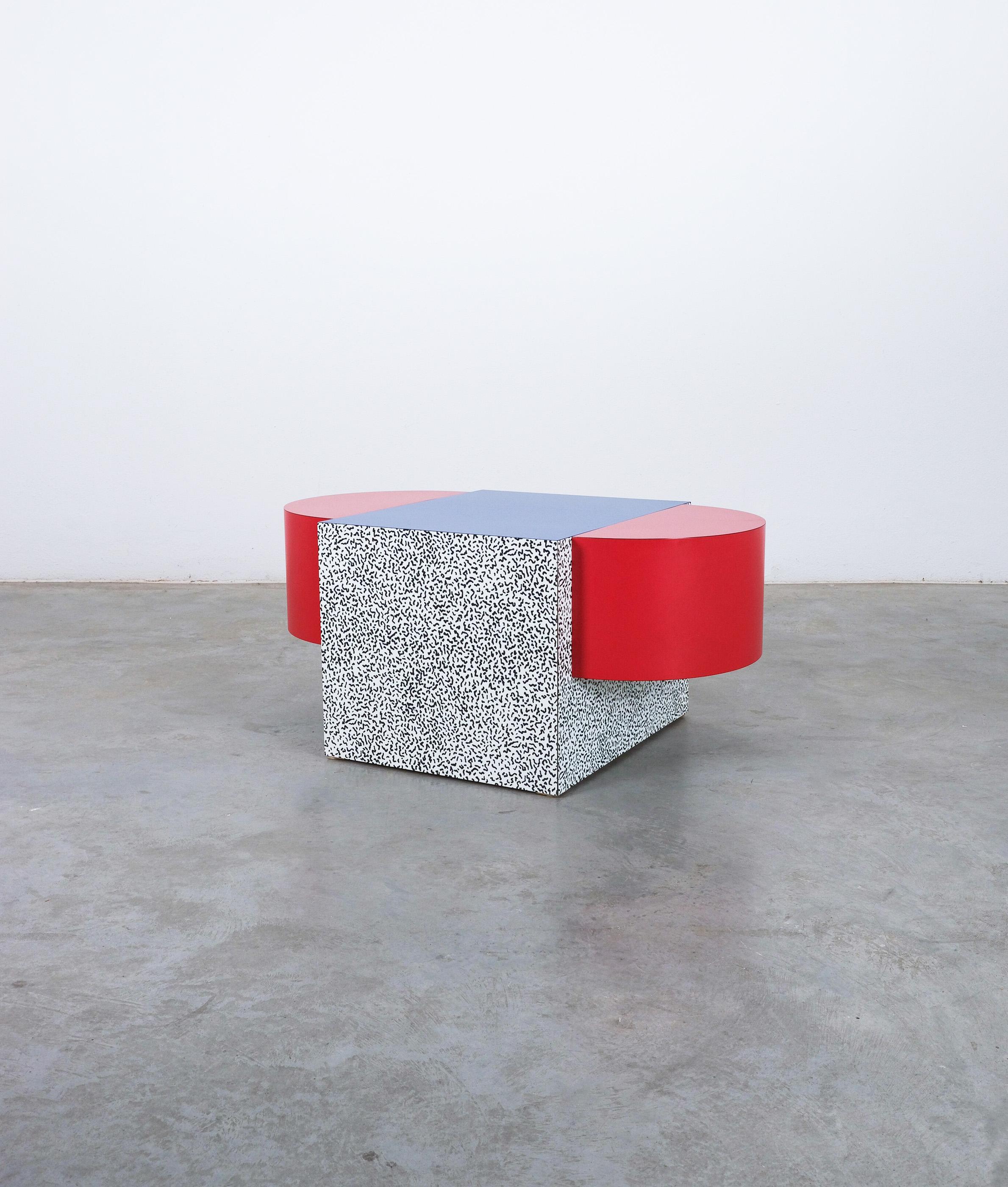 Ettore Sottsass Tony Tisch Postmodernes Italien, um 1970 (Laminiert) im Angebot