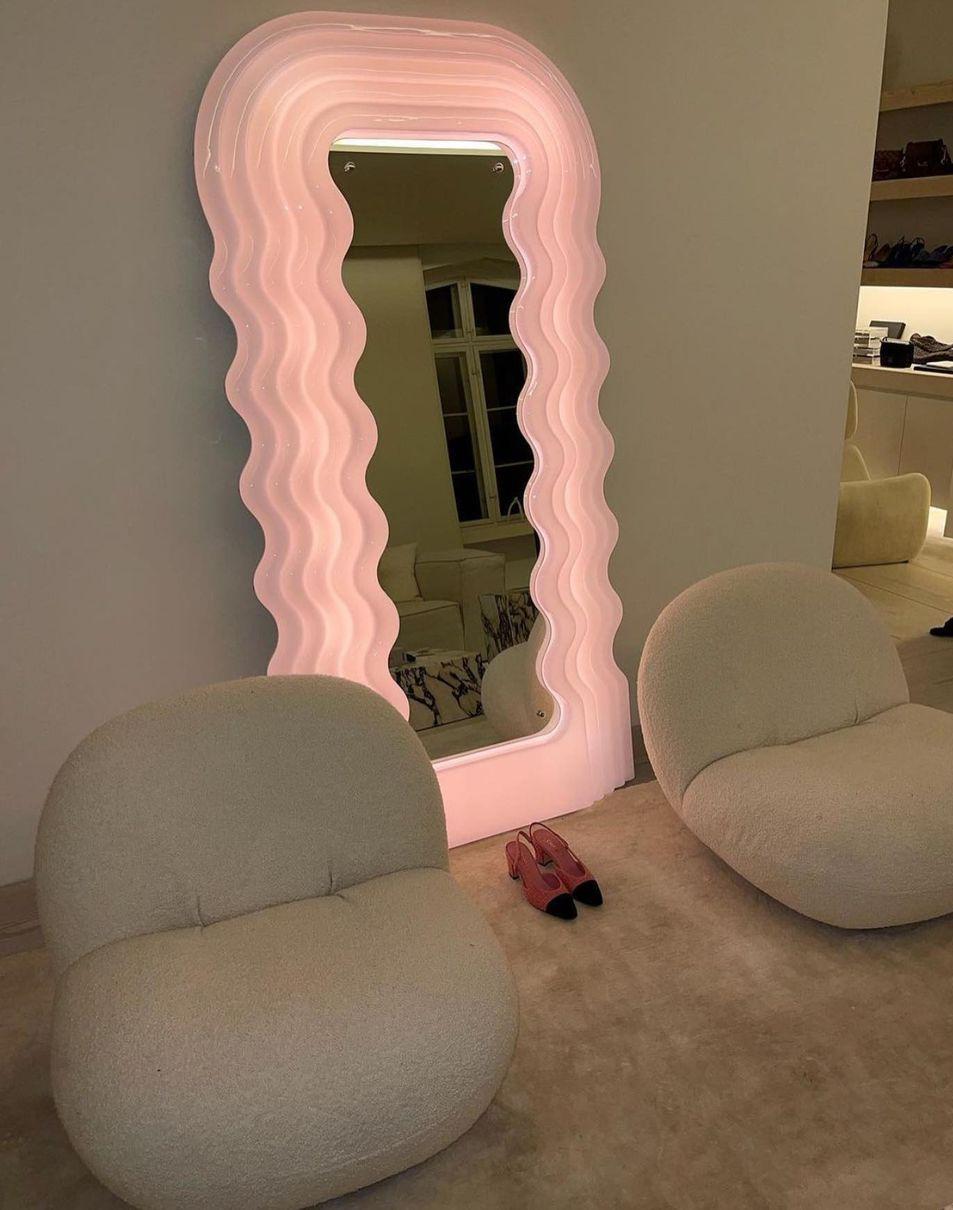 Ultrafragola mirror (from Mobile Grigi series of designs.)
Ettore Sottsass (Italian.)
Original design: 1970, production 2019
Opaline plastic, mirror, pink LED light within, nickel-plated brass.
(Neon pink lighting source only on request, as