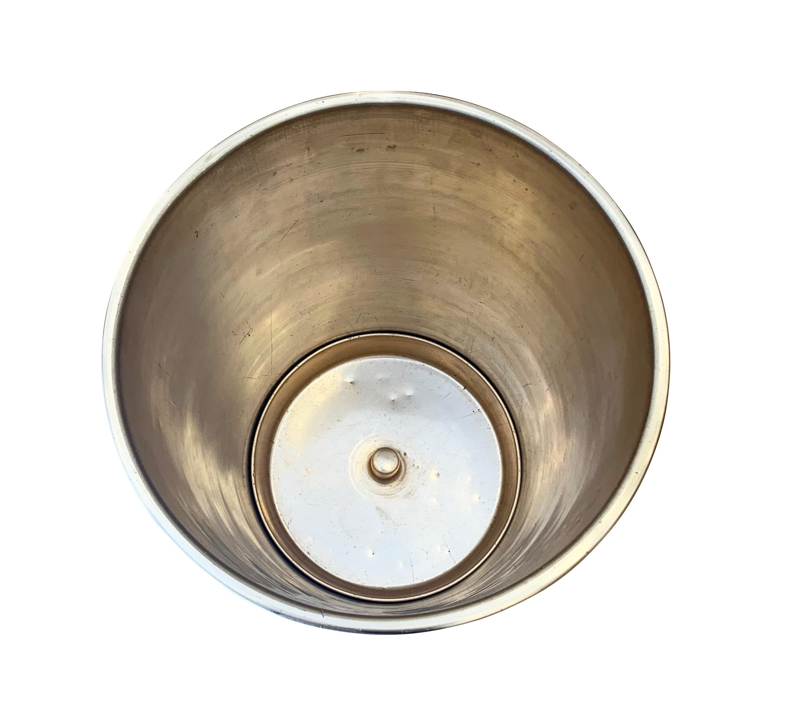 Schirmständer von Ettore Sottsass aus dem Jahr 1955 für Rinnovel. Das Innere besteht aus gebürstetem Aluminium, das durch kreisförmige Aussparungen unterschiedlicher Größe sichtbar ist. Markiert.

Zustand: Guter Vintage-Zustand, geringfügige