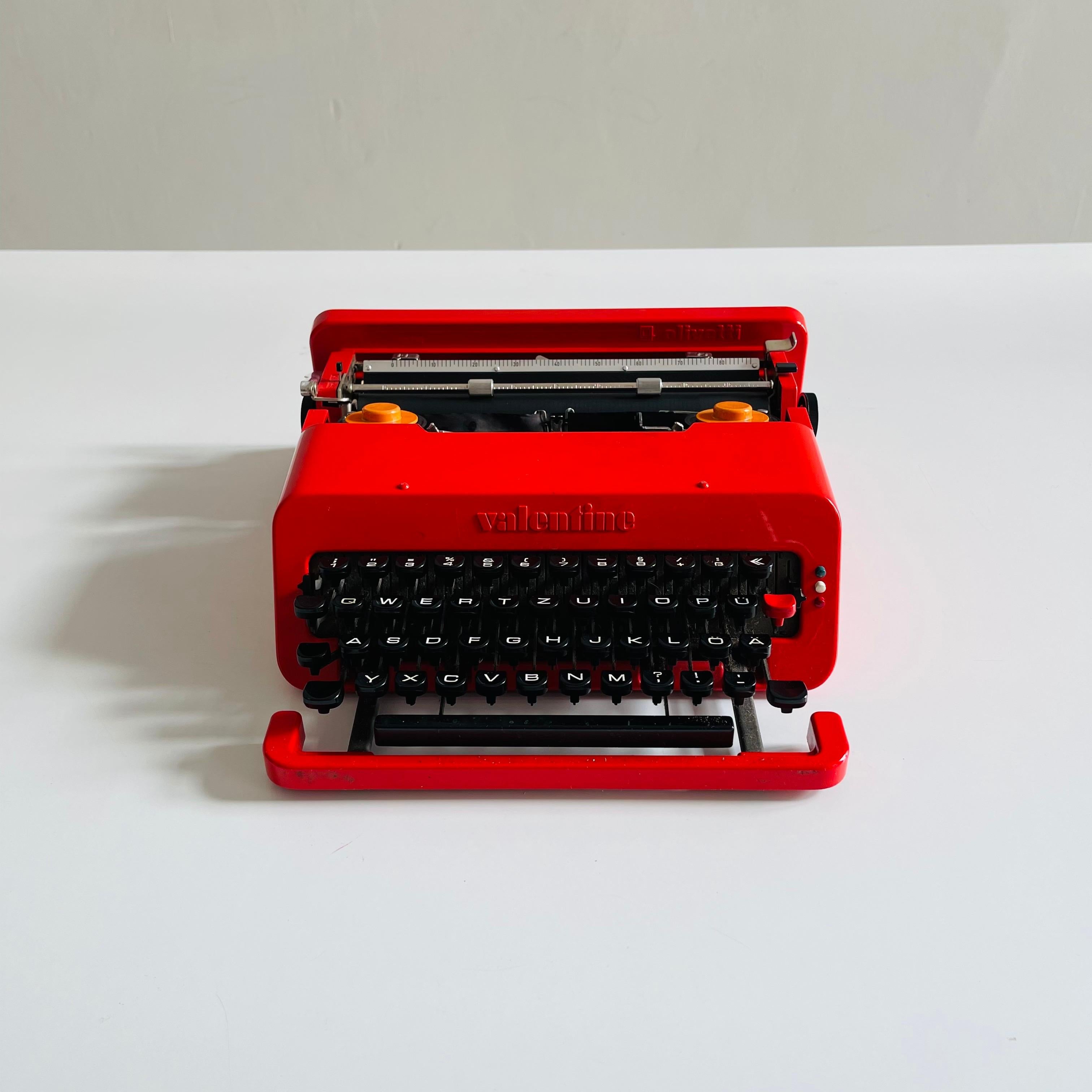 Mid-Century moderno Macchina da scrivere portatile Ettore Sottsass Valentine per Olivetti, 1968 in vendita