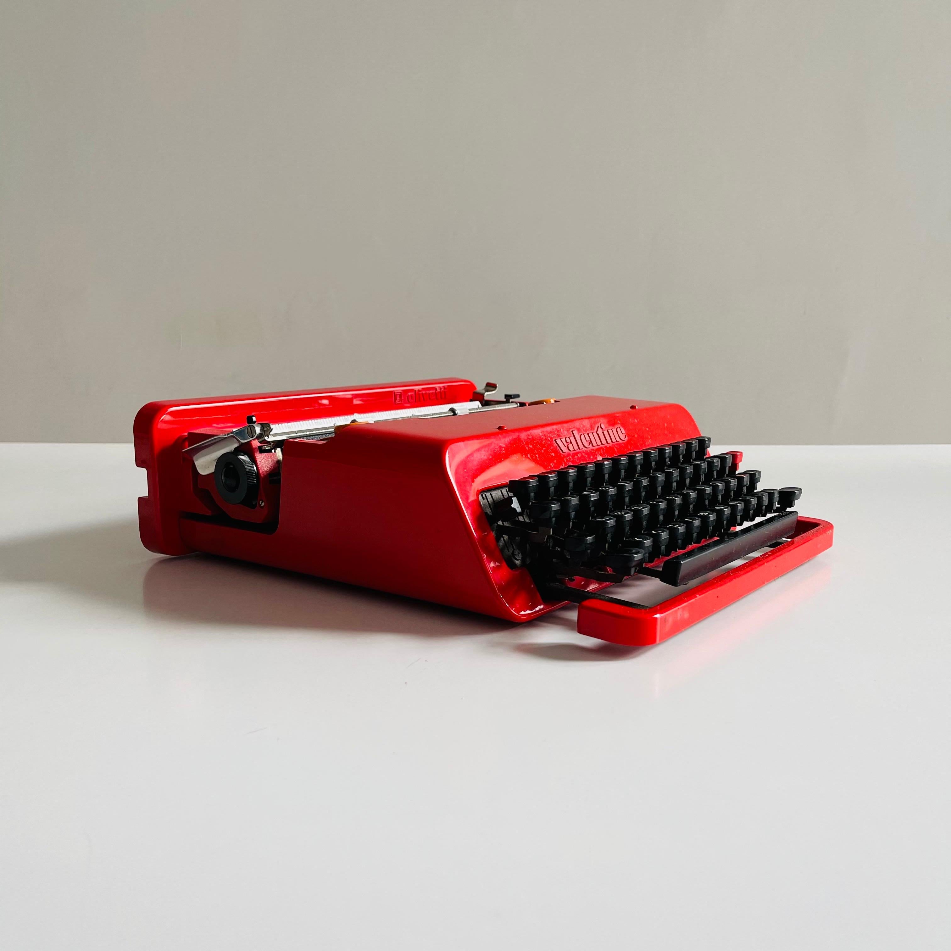 Macchina da scrivere portatile Ettore Sottsass Valentine per Olivetti, 1968 In condizioni buone in vendita a Vienna, AT