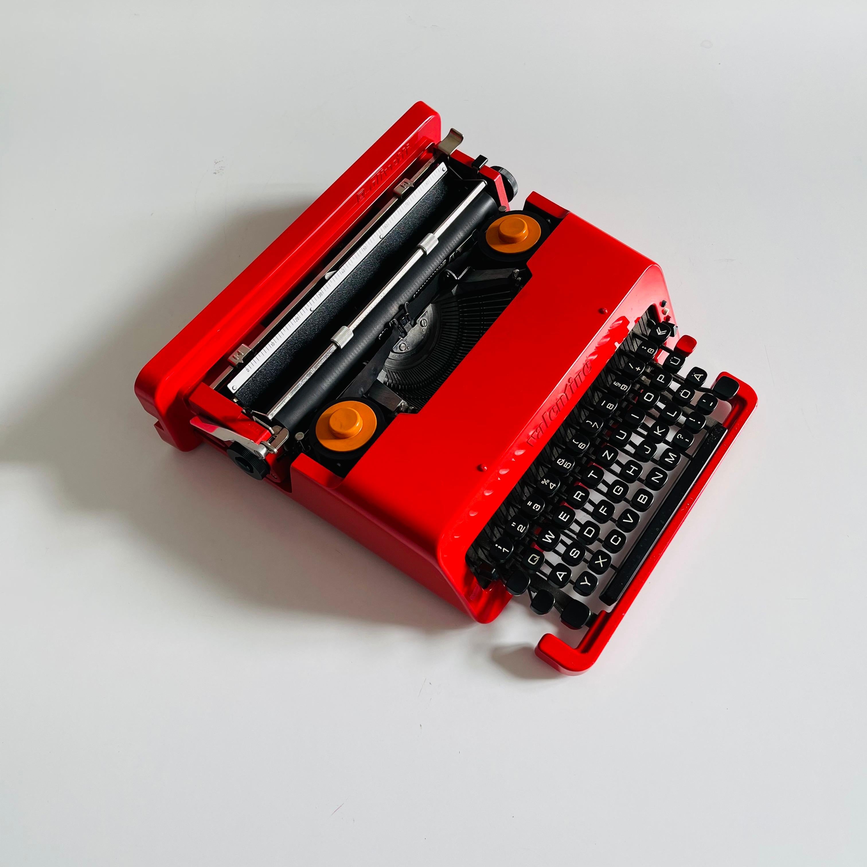 Metà XX secolo Macchina da scrivere portatile Ettore Sottsass Valentine per Olivetti, 1968 in vendita