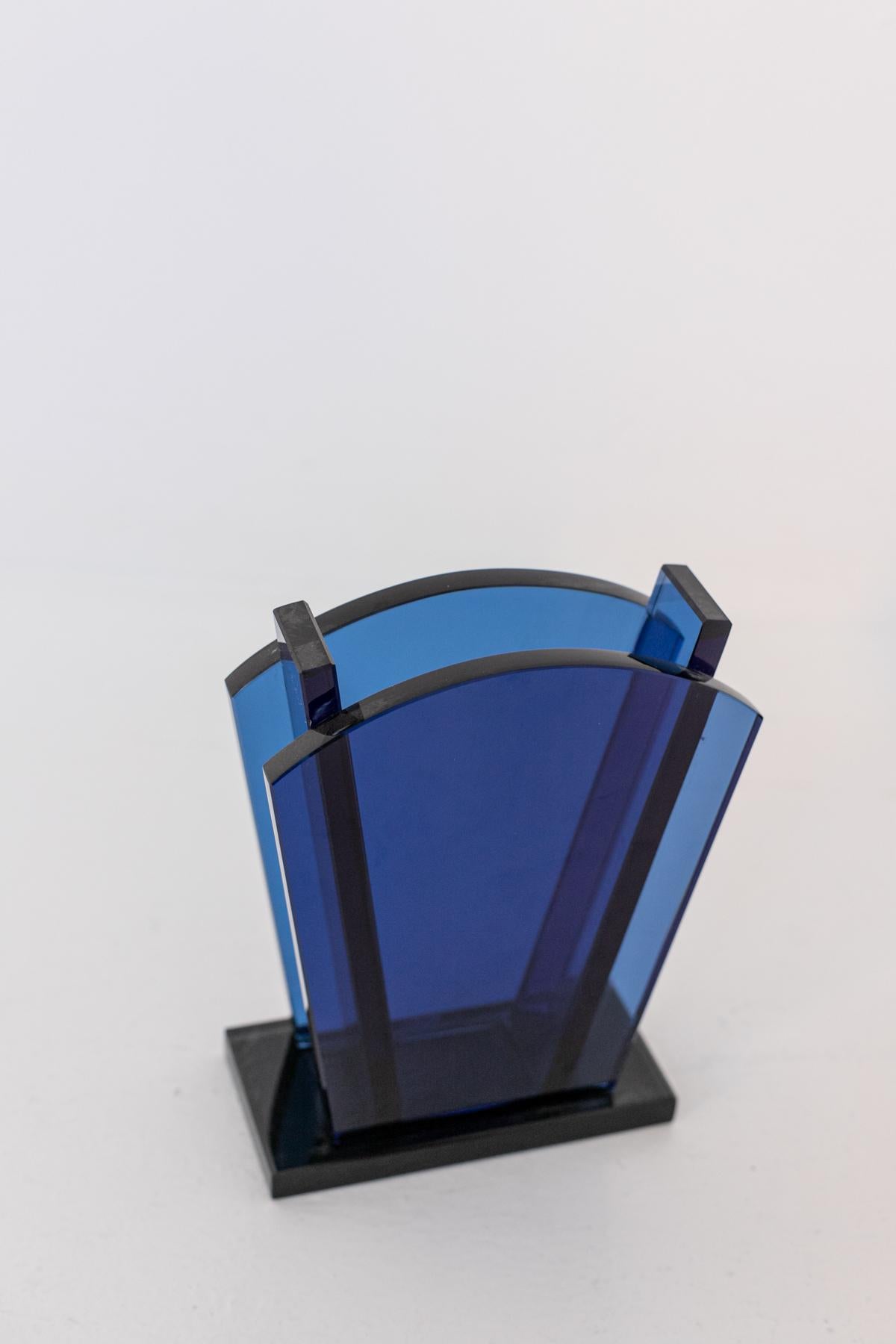 Sculptural vase by Ettore Sottsass for Fontana Arte from the late 1980s.The sculptural vase is made of blue glass and as you can see from the photos have a particular shape. The vase is part of a collection that Fontana Arte put into production in