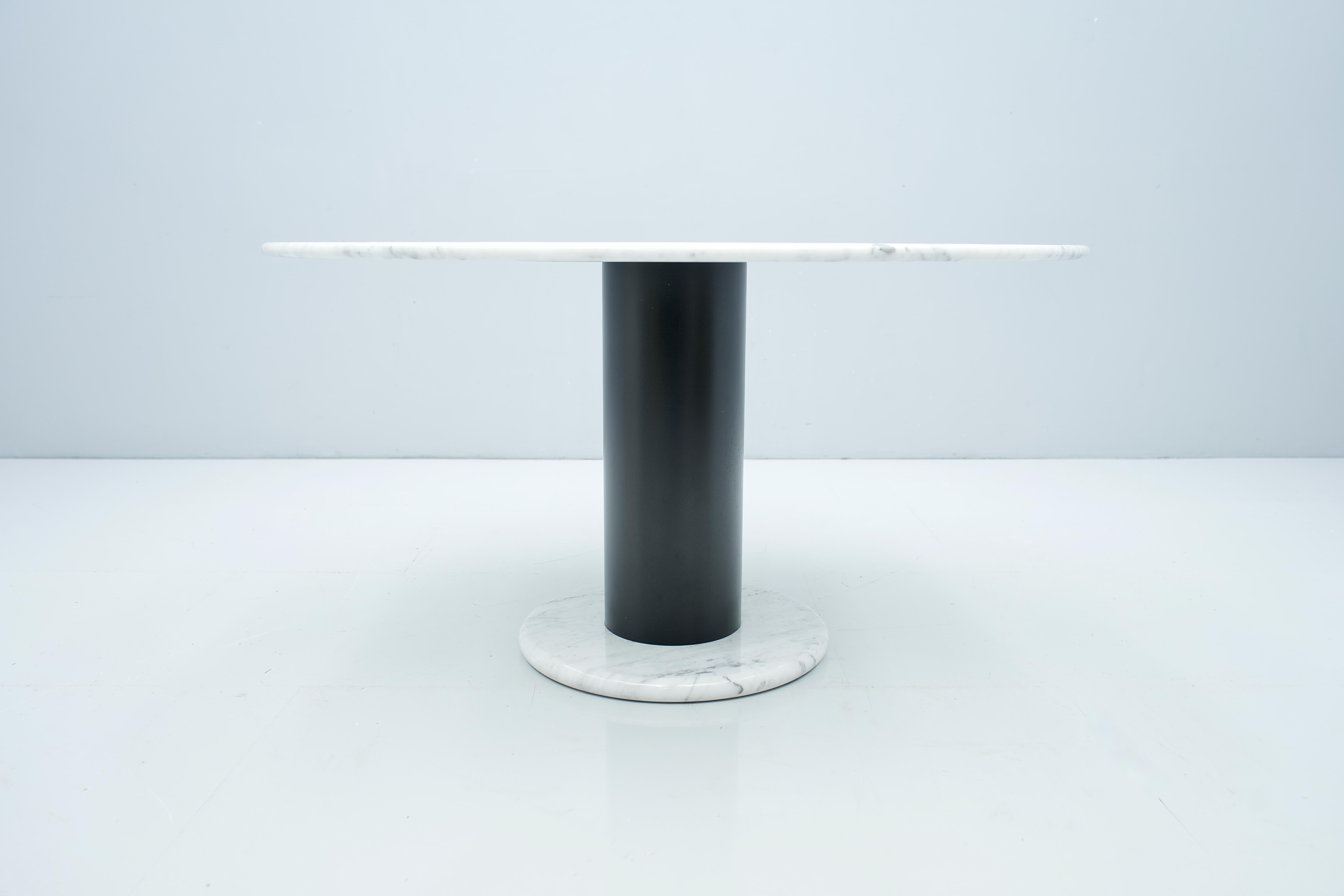 Ettore Sottsass white marble pedestal dining table 1965. 

Round white and grey marble dining table by Ettore Sottsass for Poltronova with a black metal column. 

Very good condition.