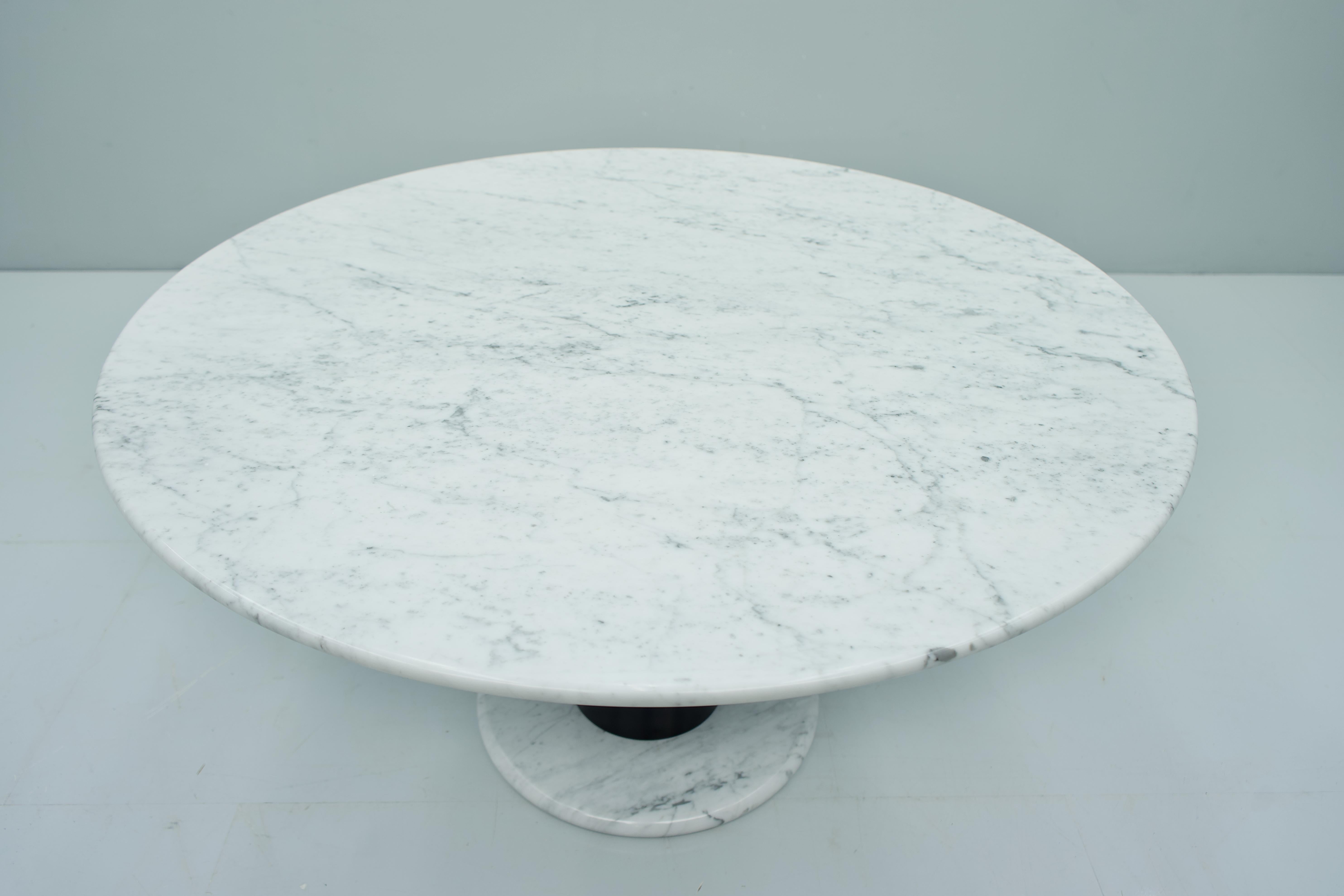 Ettore Sottsass White Marble Pedestal Dining Table, 1965 In Good Condition In Frankfurt / Dreieich, DE